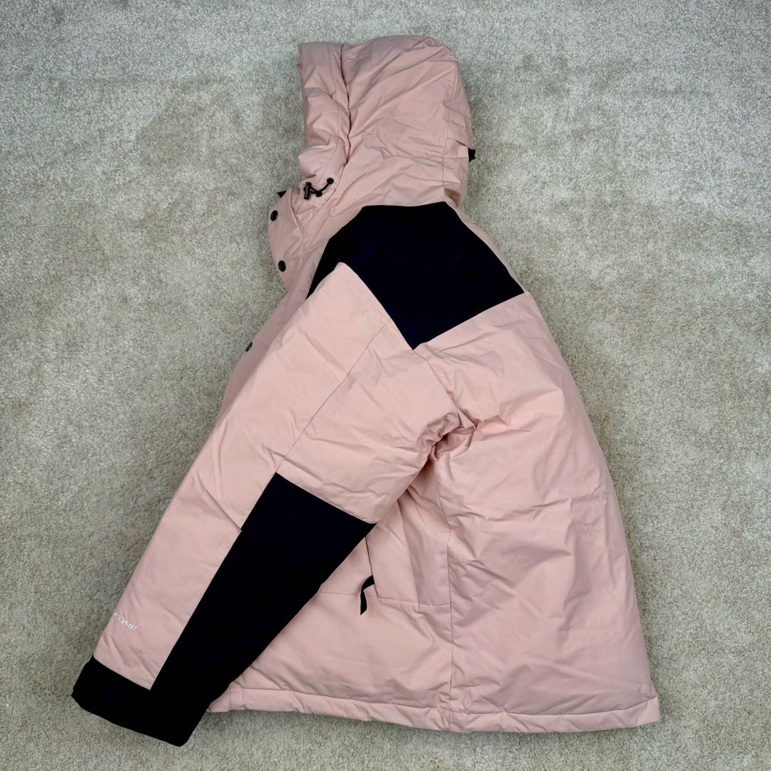 图片[4]-THE NORTH FACE Mountain FW24 Gore-Tex dryvent ULTIMATE 北面山脉系列防水面料刺绣LOGO防风保暖鹅绒连帽含羽绒外套男女同款 The North Face于1966年成立，一直致力于为户外运动员的每一次严酷探索提供专业装备。作为全球户外运动领导品牌，The NorthFace以经过专业运动员测试、适应各类户外需求的产品助力探索者不断超越自我，激发人类潜能。The North Face象征着众多山脉中更冷、更值得挑战的北坡。品牌标志则来自Half Dome，一座位于美国加州Yosemite NationalPark（优胜美地国家公园）里的山峰，中文名字取为「北面」，象征着不畏惧的户外探索精神。1997年，The North Face采用全新的宣传标语「Never Stop Exploring探索永不停止」，体现品牌的探索精神，成为品牌的座右铭。尺码：XS S M L XL 2XL-选品中心