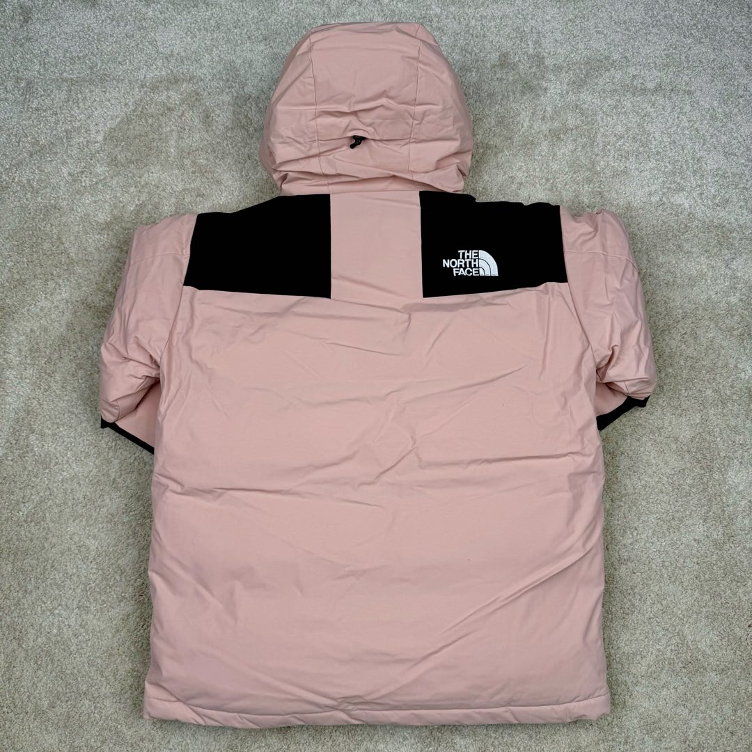 图片[3]-THE NORTH FACE Mountain FW24 Gore-Tex dryvent ULTIMATE 北面山脉系列防水面料刺绣LOGO防风保暖鹅绒连帽含羽绒外套男女同款 The North Face于1966年成立，一直致力于为户外运动员的每一次严酷探索提供专业装备。作为全球户外运动领导品牌，The NorthFace以经过专业运动员测试、适应各类户外需求的产品助力探索者不断超越自我，激发人类潜能。The North Face象征着众多山脉中更冷、更值得挑战的北坡。品牌标志则来自Half Dome，一座位于美国加州Yosemite NationalPark（优胜美地国家公园）里的山峰，中文名字取为「北面」，象征着不畏惧的户外探索精神。1997年，The North Face采用全新的宣传标语「Never Stop Exploring探索永不停止」，体现品牌的探索精神，成为品牌的座右铭。尺码：XS S M L XL 2XL-选品中心