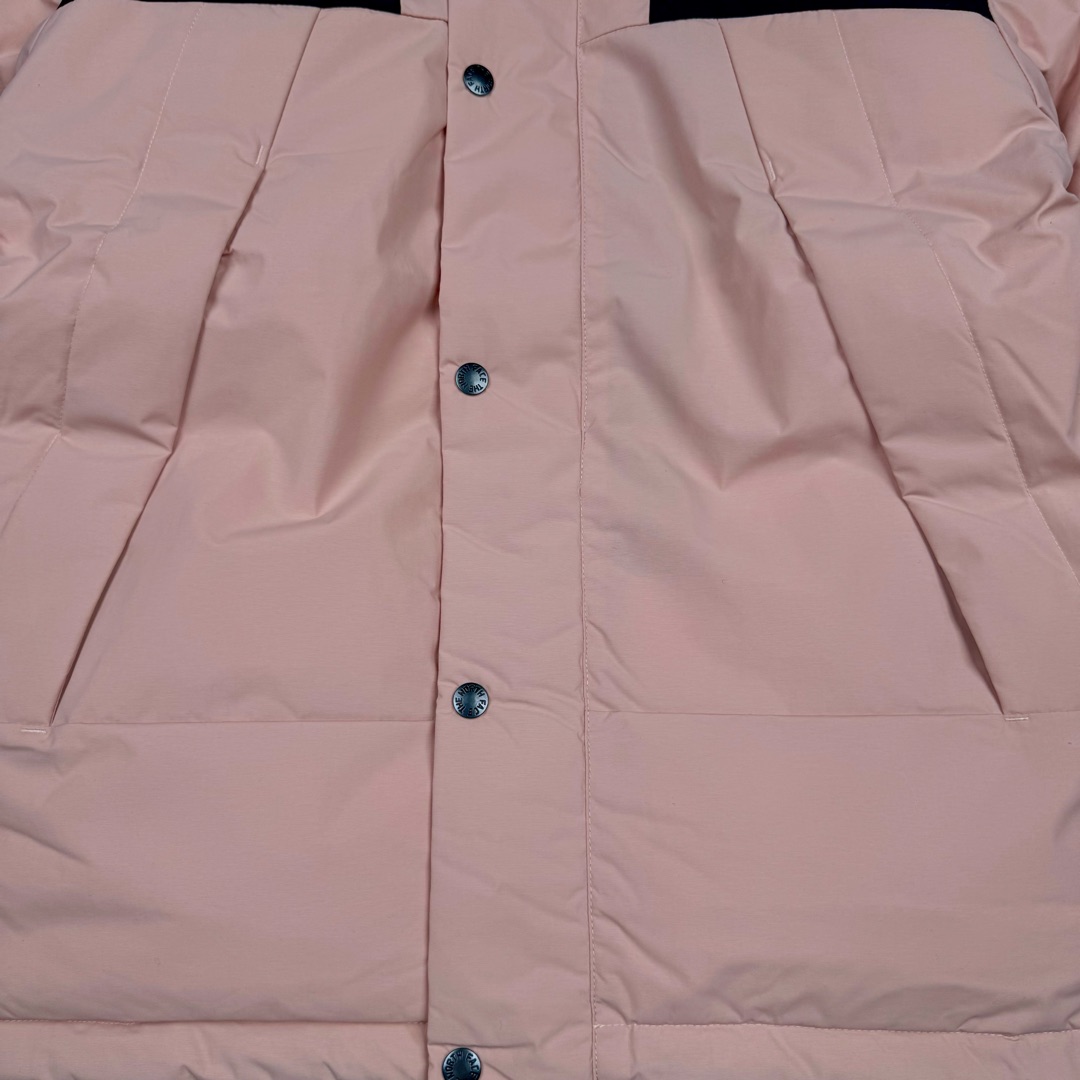 图片[9]-THE NORTH FACE Mountain FW24 Gore-Tex dryvent ULTIMATE 北面山脉系列防水面料刺绣LOGO防风保暖鹅绒连帽含羽绒外套男女同款 The North Face于1966年成立，一直致力于为户外运动员的每一次严酷探索提供专业装备。作为全球户外运动领导品牌，The NorthFace以经过专业运动员测试、适应各类户外需求的产品助力探索者不断超越自我，激发人类潜能。The North Face象征着众多山脉中更冷、更值得挑战的北坡。品牌标志则来自Half Dome，一座位于美国加州Yosemite NationalPark（优胜美地国家公园）里的山峰，中文名字取为「北面」，象征着不畏惧的户外探索精神。1997年，The North Face采用全新的宣传标语「Never Stop Exploring探索永不停止」，体现品牌的探索精神，成为品牌的座右铭。尺码：XS S M L XL 2XL-选品中心
