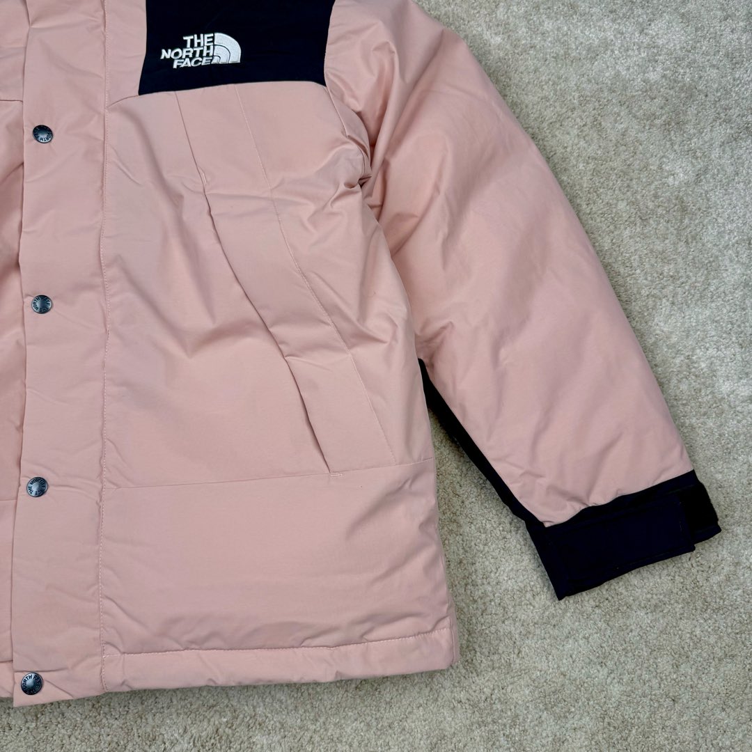 图片[7]-THE NORTH FACE Mountain FW24 Gore-Tex dryvent ULTIMATE 北面山脉系列防水面料刺绣LOGO防风保暖鹅绒连帽含羽绒外套男女同款 The North Face于1966年成立，一直致力于为户外运动员的每一次严酷探索提供专业装备。作为全球户外运动领导品牌，The NorthFace以经过专业运动员测试、适应各类户外需求的产品助力探索者不断超越自我，激发人类潜能。The North Face象征着众多山脉中更冷、更值得挑战的北坡。品牌标志则来自Half Dome，一座位于美国加州Yosemite NationalPark（优胜美地国家公园）里的山峰，中文名字取为「北面」，象征着不畏惧的户外探索精神。1997年，The North Face采用全新的宣传标语「Never Stop Exploring探索永不停止」，体现品牌的探索精神，成为品牌的座右铭。尺码：XS S M L XL 2XL-选品中心