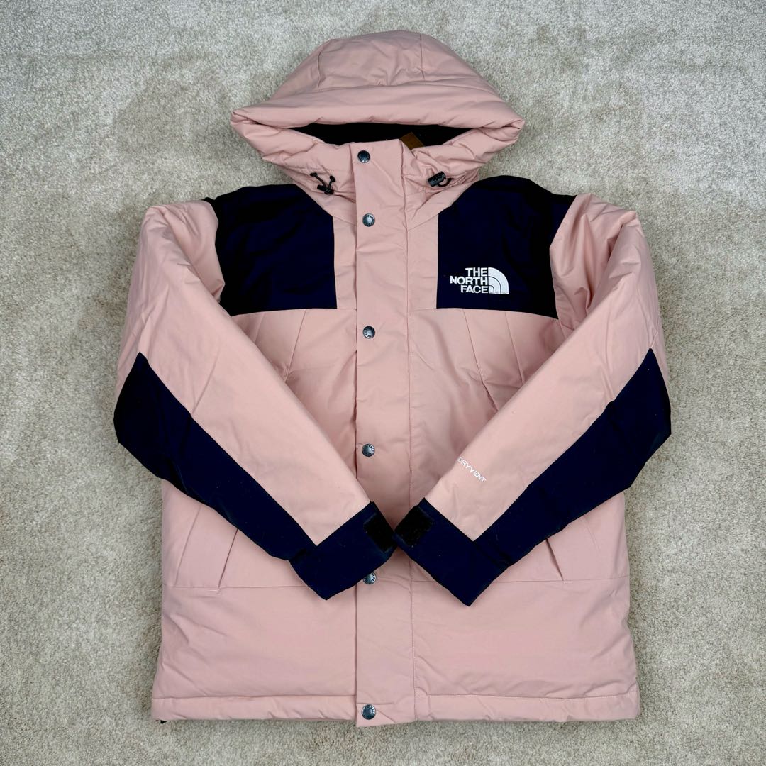 图片[2]-THE NORTH FACE Mountain FW24 Gore-Tex dryvent ULTIMATE 北面山脉系列防水面料刺绣LOGO防风保暖鹅绒连帽含羽绒外套男女同款 The North Face于1966年成立，一直致力于为户外运动员的每一次严酷探索提供专业装备。作为全球户外运动领导品牌，The NorthFace以经过专业运动员测试、适应各类户外需求的产品助力探索者不断超越自我，激发人类潜能。The North Face象征着众多山脉中更冷、更值得挑战的北坡。品牌标志则来自Half Dome，一座位于美国加州Yosemite NationalPark（优胜美地国家公园）里的山峰，中文名字取为「北面」，象征着不畏惧的户外探索精神。1997年，The North Face采用全新的宣传标语「Never Stop Exploring探索永不停止」，体现品牌的探索精神，成为品牌的座右铭。尺码：XS S M L XL 2XL-选品中心