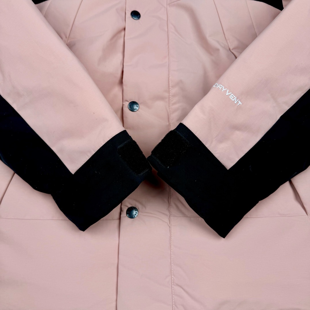 图片[8]-THE NORTH FACE Mountain FW24 Gore-Tex dryvent ULTIMATE 北面山脉系列防水面料刺绣LOGO防风保暖鹅绒连帽含羽绒外套男女同款 The North Face于1966年成立，一直致力于为户外运动员的每一次严酷探索提供专业装备。作为全球户外运动领导品牌，The NorthFace以经过专业运动员测试、适应各类户外需求的产品助力探索者不断超越自我，激发人类潜能。The North Face象征着众多山脉中更冷、更值得挑战的北坡。品牌标志则来自Half Dome，一座位于美国加州Yosemite NationalPark（优胜美地国家公园）里的山峰，中文名字取为「北面」，象征着不畏惧的户外探索精神。1997年，The North Face采用全新的宣传标语「Never Stop Exploring探索永不停止」，体现品牌的探索精神，成为品牌的座右铭。尺码：XS S M L XL 2XL-选品中心