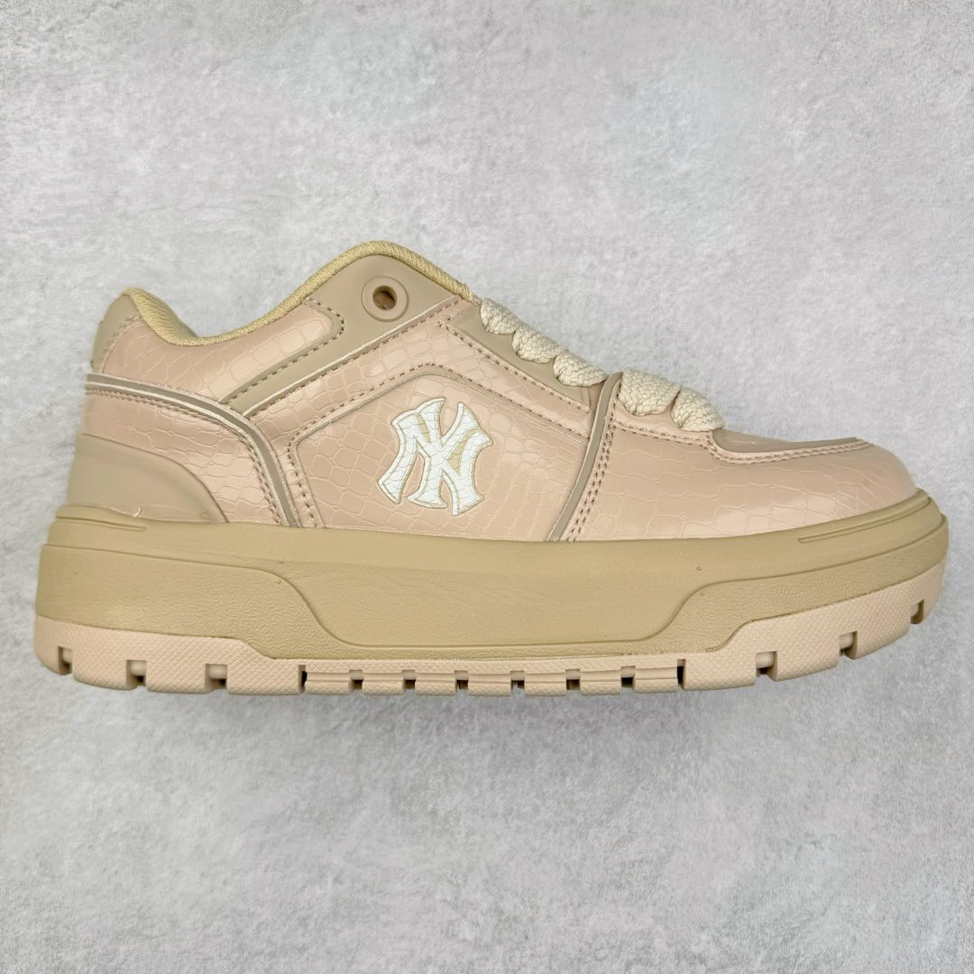 New York Yankees x MLB Chunky Liner Wide Low 学长鞋2代系列低帮老爹风轻量**厚底百搭休闲运动板鞋 高级街头休閒品牌MLB公开了新推出的Chunky Liner系列，以#学长鞋#之名，定义每个人的少年感！MLB在Big Ball Chunkey,High Chunkey等推出的每款运动鞋都大受欢迎，成爲运动鞋的爆款店，在2022年推出了新风格的运动鞋“Chunky Liner”系列。Chunky Liner是从棒球鞋中获得灵感设计，添加了气质街头时尚的运动鞋。在产品上市的同时推出一些海报中，它展现追求自己个性的顾客们的Flex形象和多样的搭配。特别是夹克和连衣裙等正式单品加上球帽，运动鞋等运动单品的混搭，展现更加时尚的搭配，给人舒适又酷的感觉。Chunky Liner是灵感来自于直线延伸的强打者的击球,鞋帮图案加上反向反射材质的Pipping线条，突显了细节。Outsol以棒球和MLB标志爲主题进行了设计,被评价爲体现了MLB独有的个性。 高弹性、吸汗、复原力卓越的开孔材质的鞋垫。尺码：35 36 36.5 37.5 38 38.5 39 40 40.5 41 42 42.5 43 44-选品中心