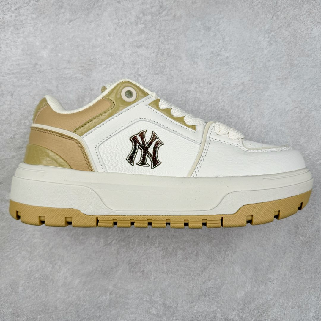 New York Yankees x MLB Chunky Liner Wide Low 学长鞋2代系列低帮老爹风轻量**厚底百搭休闲运动板鞋 高级街头休閒品牌MLB公开了新推出的Chunky Liner系列，以#学长鞋#之名，定义每个人的少年感！MLB在Big Ball Chunkey,High Chunkey等推出的每款运动鞋都大受欢迎，成爲运动鞋的爆款店，在2022年推出了新风格的运动鞋“Chunky Liner”系列。Chunky Liner是从棒球鞋中获得灵感设计，添加了气质街头时尚的运动鞋。在产品上市的同时推出一些海报中，它展现追求自己个性的顾客们的Flex形象和多样的搭配。特别是夹克和连衣裙等正式单品加上球帽，运动鞋等运动单品的混搭，展现更加时尚的搭配，给人舒适又酷的感觉。Chunky Liner是灵感来自于直线延伸的强打者的击球,鞋帮图案加上反向反射材质的Pipping线条，突显了细节。Outsol以棒球和MLB标志爲主题进行了设计,被评价爲体现了MLB独有的个性。 高弹性、吸汗、复原力卓越的开孔材质的鞋垫。尺码：35 36 36.5 37.5 38 38.5 39 40 40.5 41 42 42.5 43 44-选品中心