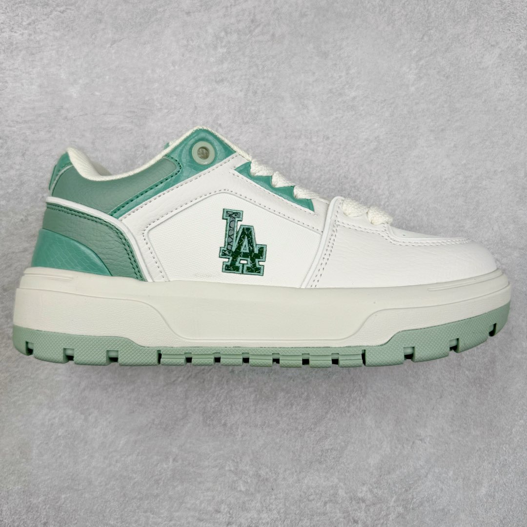 New York Yankees x MLB Chunky Liner Wide Low 学长鞋2代系列低帮老爹风轻量**厚底百搭休闲运动板鞋 高级街头休閒品牌MLB公开了新推出的Chunky Liner系列，以#学长鞋#之名，定义每个人的少年感！MLB在Big Ball Chunkey,High Chunkey等推出的每款运动鞋都大受欢迎，成爲运动鞋的爆款店，在2022年推出了新风格的运动鞋“Chunky Liner”系列。Chunky Liner是从棒球鞋中获得灵感设计，添加了气质街头时尚的运动鞋。在产品上市的同时推出一些海报中，它展现追求自己个性的顾客们的Flex形象和多样的搭配。特别是夹克和连衣裙等正式单品加上球帽，运动鞋等运动单品的混搭，展现更加时尚的搭配，给人舒适又酷的感觉。Chunky Liner是灵感来自于直线延伸的强打者的击球,鞋帮图案加上反向反射材质的Pipping线条，突显了细节。Outsol以棒球和MLB标志爲主题进行了设计,被评价爲体现了MLB独有的个性。 高弹性、吸汗、复原力卓越的开孔材质的鞋垫。尺码：35 36 36.5 37.5 38 38.5 39 40 40.5 41 42 42.5 43 44-选品中心