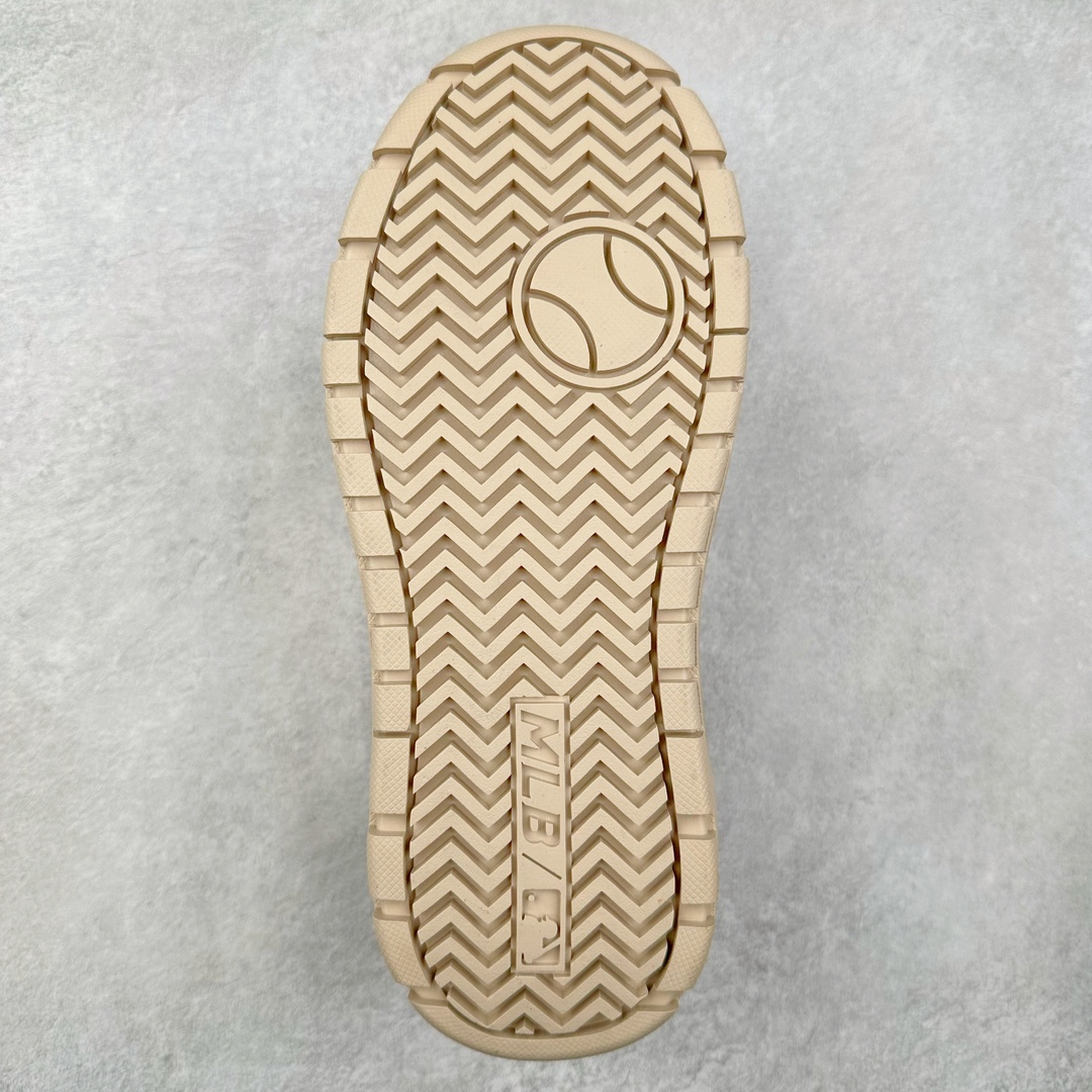 图片[9]-New York Yankees x MLB Chunky Liner Wide Low 学长鞋2代系列低帮老爹风轻量**厚底百搭休闲运动板鞋 高级街头休閒品牌MLB公开了新推出的Chunky Liner系列，以#学长鞋#之名，定义每个人的少年感！MLB在Big Ball Chunkey,High Chunkey等推出的每款运动鞋都大受欢迎，成爲运动鞋的爆款店，在2022年推出了新风格的运动鞋“Chunky Liner”系列。Chunky Liner是从棒球鞋中获得灵感设计，添加了气质街头时尚的运动鞋。在产品上市的同时推出一些海报中，它展现追求自己个性的顾客们的Flex形象和多样的搭配。特别是夹克和连衣裙等正式单品加上球帽，运动鞋等运动单品的混搭，展现更加时尚的搭配，给人舒适又酷的感觉。Chunky Liner是灵感来自于直线延伸的强打者的击球,鞋帮图案加上反向反射材质的Pipping线条，突显了细节。Outsol以棒球和MLB标志爲主题进行了设计,被评价爲体现了MLB独有的个性。 高弹性、吸汗、复原力卓越的开孔材质的鞋垫。尺码：35 36 36.5 37.5 38 38.5 39 40 40.5 41 42 42.5 43 44-选品中心