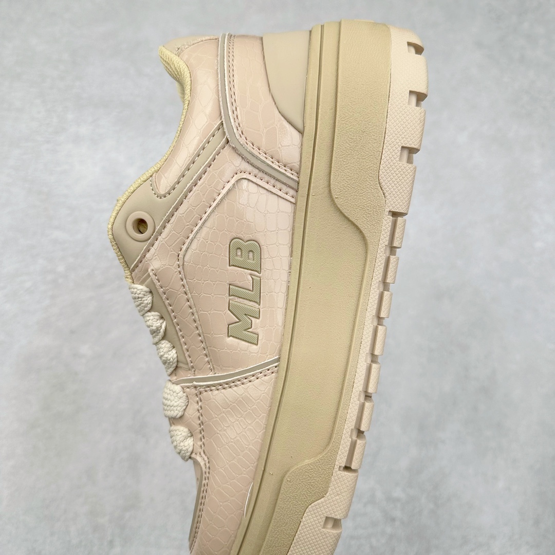 图片[7]-New York Yankees x MLB Chunky Liner Wide Low 学长鞋2代系列低帮老爹风轻量**厚底百搭休闲运动板鞋 高级街头休閒品牌MLB公开了新推出的Chunky Liner系列，以#学长鞋#之名，定义每个人的少年感！MLB在Big Ball Chunkey,High Chunkey等推出的每款运动鞋都大受欢迎，成爲运动鞋的爆款店，在2022年推出了新风格的运动鞋“Chunky Liner”系列。Chunky Liner是从棒球鞋中获得灵感设计，添加了气质街头时尚的运动鞋。在产品上市的同时推出一些海报中，它展现追求自己个性的顾客们的Flex形象和多样的搭配。特别是夹克和连衣裙等正式单品加上球帽，运动鞋等运动单品的混搭，展现更加时尚的搭配，给人舒适又酷的感觉。Chunky Liner是灵感来自于直线延伸的强打者的击球,鞋帮图案加上反向反射材质的Pipping线条，突显了细节。Outsol以棒球和MLB标志爲主题进行了设计,被评价爲体现了MLB独有的个性。 高弹性、吸汗、复原力卓越的开孔材质的鞋垫。尺码：35 36 36.5 37.5 38 38.5 39 40 40.5 41 42 42.5 43 44-选品中心