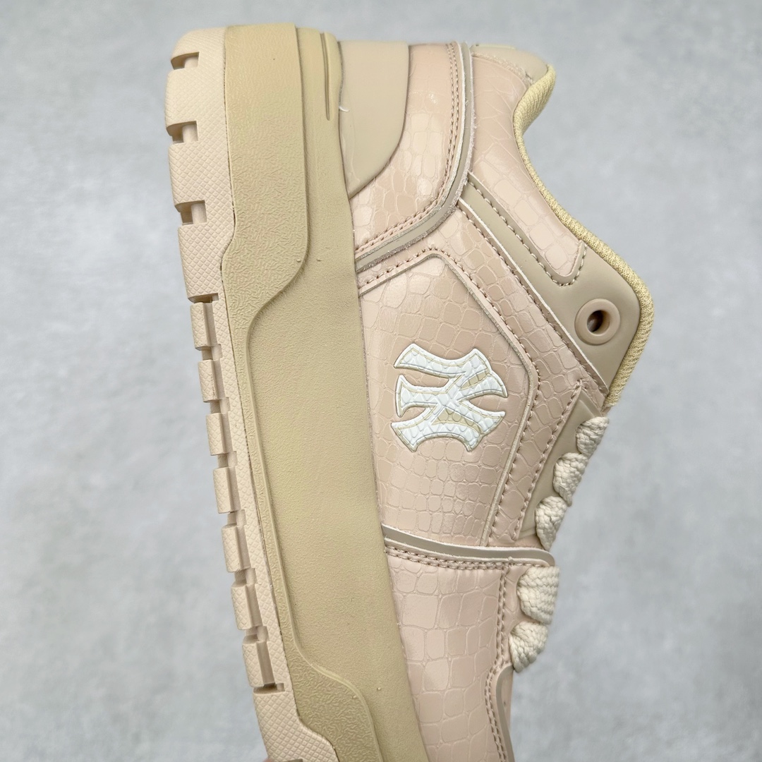 图片[6]-New York Yankees x MLB Chunky Liner Wide Low 学长鞋2代系列低帮老爹风轻量**厚底百搭休闲运动板鞋 高级街头休閒品牌MLB公开了新推出的Chunky Liner系列，以#学长鞋#之名，定义每个人的少年感！MLB在Big Ball Chunkey,High Chunkey等推出的每款运动鞋都大受欢迎，成爲运动鞋的爆款店，在2022年推出了新风格的运动鞋“Chunky Liner”系列。Chunky Liner是从棒球鞋中获得灵感设计，添加了气质街头时尚的运动鞋。在产品上市的同时推出一些海报中，它展现追求自己个性的顾客们的Flex形象和多样的搭配。特别是夹克和连衣裙等正式单品加上球帽，运动鞋等运动单品的混搭，展现更加时尚的搭配，给人舒适又酷的感觉。Chunky Liner是灵感来自于直线延伸的强打者的击球,鞋帮图案加上反向反射材质的Pipping线条，突显了细节。Outsol以棒球和MLB标志爲主题进行了设计,被评价爲体现了MLB独有的个性。 高弹性、吸汗、复原力卓越的开孔材质的鞋垫。尺码：35 36 36.5 37.5 38 38.5 39 40 40.5 41 42 42.5 43 44-选品中心