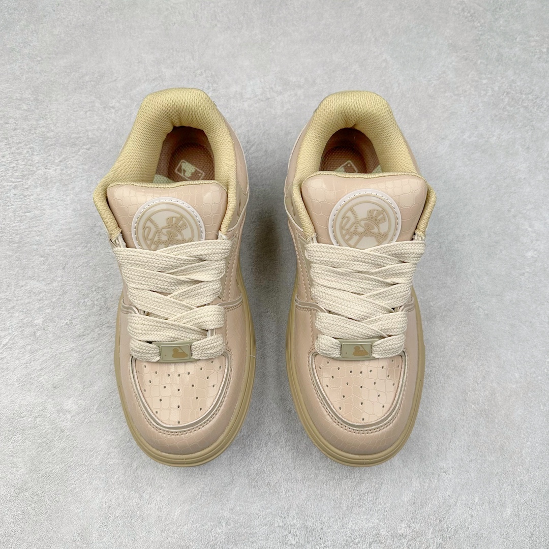 图片[2]-New York Yankees x MLB Chunky Liner Wide Low 学长鞋2代系列低帮老爹风轻量**厚底百搭休闲运动板鞋 高级街头休閒品牌MLB公开了新推出的Chunky Liner系列，以#学长鞋#之名，定义每个人的少年感！MLB在Big Ball Chunkey,High Chunkey等推出的每款运动鞋都大受欢迎，成爲运动鞋的爆款店，在2022年推出了新风格的运动鞋“Chunky Liner”系列。Chunky Liner是从棒球鞋中获得灵感设计，添加了气质街头时尚的运动鞋。在产品上市的同时推出一些海报中，它展现追求自己个性的顾客们的Flex形象和多样的搭配。特别是夹克和连衣裙等正式单品加上球帽，运动鞋等运动单品的混搭，展现更加时尚的搭配，给人舒适又酷的感觉。Chunky Liner是灵感来自于直线延伸的强打者的击球,鞋帮图案加上反向反射材质的Pipping线条，突显了细节。Outsol以棒球和MLB标志爲主题进行了设计,被评价爲体现了MLB独有的个性。 高弹性、吸汗、复原力卓越的开孔材质的鞋垫。尺码：35 36 36.5 37.5 38 38.5 39 40 40.5 41 42 42.5 43 44-选品中心