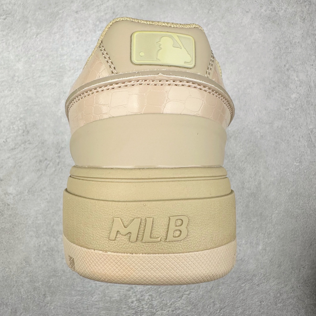 图片[8]-New York Yankees x MLB Chunky Liner Wide Low 学长鞋2代系列低帮老爹风轻量**厚底百搭休闲运动板鞋 高级街头休閒品牌MLB公开了新推出的Chunky Liner系列，以#学长鞋#之名，定义每个人的少年感！MLB在Big Ball Chunkey,High Chunkey等推出的每款运动鞋都大受欢迎，成爲运动鞋的爆款店，在2022年推出了新风格的运动鞋“Chunky Liner”系列。Chunky Liner是从棒球鞋中获得灵感设计，添加了气质街头时尚的运动鞋。在产品上市的同时推出一些海报中，它展现追求自己个性的顾客们的Flex形象和多样的搭配。特别是夹克和连衣裙等正式单品加上球帽，运动鞋等运动单品的混搭，展现更加时尚的搭配，给人舒适又酷的感觉。Chunky Liner是灵感来自于直线延伸的强打者的击球,鞋帮图案加上反向反射材质的Pipping线条，突显了细节。Outsol以棒球和MLB标志爲主题进行了设计,被评价爲体现了MLB独有的个性。 高弹性、吸汗、复原力卓越的开孔材质的鞋垫。尺码：35 36 36.5 37.5 38 38.5 39 40 40.5 41 42 42.5 43 44-选品中心