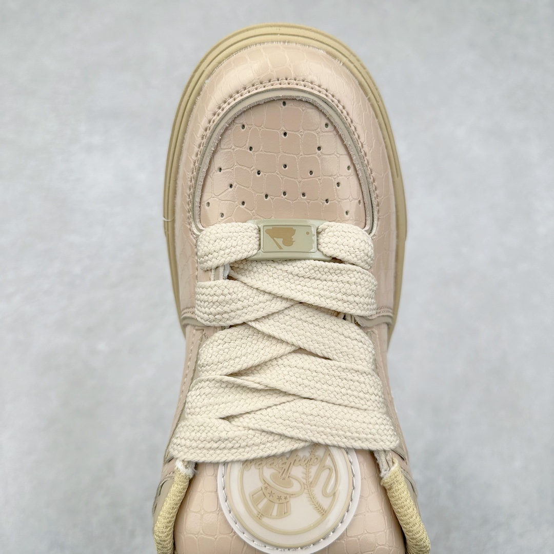 图片[4]-New York Yankees x MLB Chunky Liner Wide Low 学长鞋2代系列低帮老爹风轻量**厚底百搭休闲运动板鞋 高级街头休閒品牌MLB公开了新推出的Chunky Liner系列，以#学长鞋#之名，定义每个人的少年感！MLB在Big Ball Chunkey,High Chunkey等推出的每款运动鞋都大受欢迎，成爲运动鞋的爆款店，在2022年推出了新风格的运动鞋“Chunky Liner”系列。Chunky Liner是从棒球鞋中获得灵感设计，添加了气质街头时尚的运动鞋。在产品上市的同时推出一些海报中，它展现追求自己个性的顾客们的Flex形象和多样的搭配。特别是夹克和连衣裙等正式单品加上球帽，运动鞋等运动单品的混搭，展现更加时尚的搭配，给人舒适又酷的感觉。Chunky Liner是灵感来自于直线延伸的强打者的击球,鞋帮图案加上反向反射材质的Pipping线条，突显了细节。Outsol以棒球和MLB标志爲主题进行了设计,被评价爲体现了MLB独有的个性。 高弹性、吸汗、复原力卓越的开孔材质的鞋垫。尺码：35 36 36.5 37.5 38 38.5 39 40 40.5 41 42 42.5 43 44-选品中心