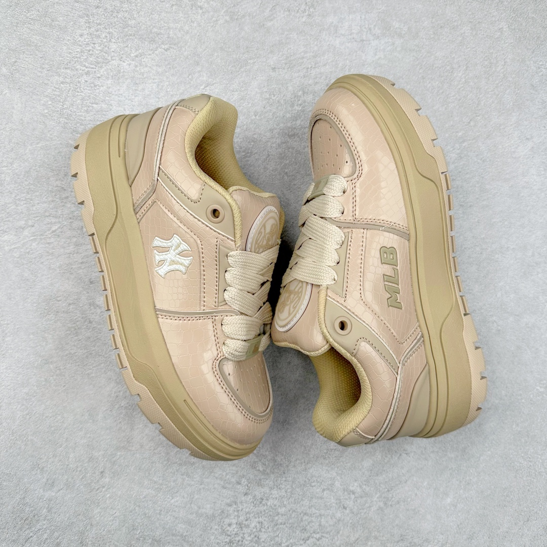 图片[3]-New York Yankees x MLB Chunky Liner Wide Low 学长鞋2代系列低帮老爹风轻量**厚底百搭休闲运动板鞋 高级街头休閒品牌MLB公开了新推出的Chunky Liner系列，以#学长鞋#之名，定义每个人的少年感！MLB在Big Ball Chunkey,High Chunkey等推出的每款运动鞋都大受欢迎，成爲运动鞋的爆款店，在2022年推出了新风格的运动鞋“Chunky Liner”系列。Chunky Liner是从棒球鞋中获得灵感设计，添加了气质街头时尚的运动鞋。在产品上市的同时推出一些海报中，它展现追求自己个性的顾客们的Flex形象和多样的搭配。特别是夹克和连衣裙等正式单品加上球帽，运动鞋等运动单品的混搭，展现更加时尚的搭配，给人舒适又酷的感觉。Chunky Liner是灵感来自于直线延伸的强打者的击球,鞋帮图案加上反向反射材质的Pipping线条，突显了细节。Outsol以棒球和MLB标志爲主题进行了设计,被评价爲体现了MLB独有的个性。 高弹性、吸汗、复原力卓越的开孔材质的鞋垫。尺码：35 36 36.5 37.5 38 38.5 39 40 40.5 41 42 42.5 43 44-选品中心