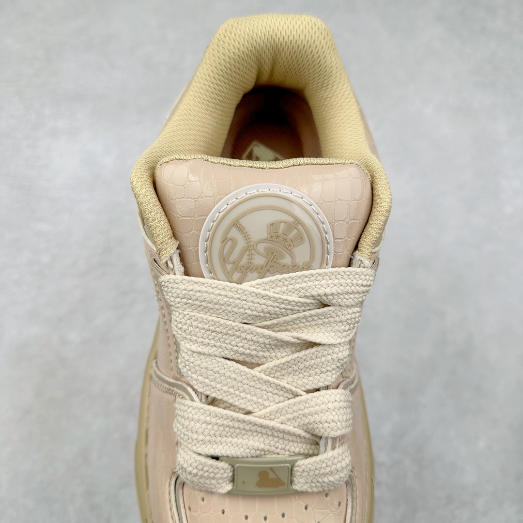 图片[5]-New York Yankees x MLB Chunky Liner Wide Low 学长鞋2代系列低帮老爹风轻量**厚底百搭休闲运动板鞋 高级街头休閒品牌MLB公开了新推出的Chunky Liner系列，以#学长鞋#之名，定义每个人的少年感！MLB在Big Ball Chunkey,High Chunkey等推出的每款运动鞋都大受欢迎，成爲运动鞋的爆款店，在2022年推出了新风格的运动鞋“Chunky Liner”系列。Chunky Liner是从棒球鞋中获得灵感设计，添加了气质街头时尚的运动鞋。在产品上市的同时推出一些海报中，它展现追求自己个性的顾客们的Flex形象和多样的搭配。特别是夹克和连衣裙等正式单品加上球帽，运动鞋等运动单品的混搭，展现更加时尚的搭配，给人舒适又酷的感觉。Chunky Liner是灵感来自于直线延伸的强打者的击球,鞋帮图案加上反向反射材质的Pipping线条，突显了细节。Outsol以棒球和MLB标志爲主题进行了设计,被评价爲体现了MLB独有的个性。 高弹性、吸汗、复原力卓越的开孔材质的鞋垫。尺码：35 36 36.5 37.5 38 38.5 39 40 40.5 41 42 42.5 43 44-选品中心