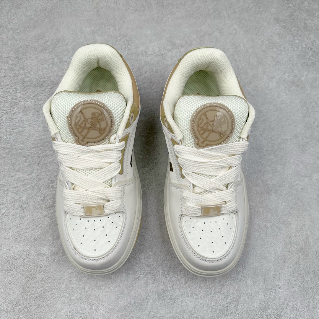 图片[2]-New York Yankees x MLB Chunky Liner Wide Low 学长鞋2代系列低帮老爹风轻量**厚底百搭休闲运动板鞋 高级街头休閒品牌MLB公开了新推出的Chunky Liner系列，以#学长鞋#之名，定义每个人的少年感！MLB在Big Ball Chunkey,High Chunkey等推出的每款运动鞋都大受欢迎，成爲运动鞋的爆款店，在2022年推出了新风格的运动鞋“Chunky Liner”系列。Chunky Liner是从棒球鞋中获得灵感设计，添加了气质街头时尚的运动鞋。在产品上市的同时推出一些海报中，它展现追求自己个性的顾客们的Flex形象和多样的搭配。特别是夹克和连衣裙等正式单品加上球帽，运动鞋等运动单品的混搭，展现更加时尚的搭配，给人舒适又酷的感觉。Chunky Liner是灵感来自于直线延伸的强打者的击球,鞋帮图案加上反向反射材质的Pipping线条，突显了细节。Outsol以棒球和MLB标志爲主题进行了设计,被评价爲体现了MLB独有的个性。 高弹性、吸汗、复原力卓越的开孔材质的鞋垫。尺码：35 36 36.5 37.5 38 38.5 39 40 40.5 41 42 42.5 43 44-选品中心