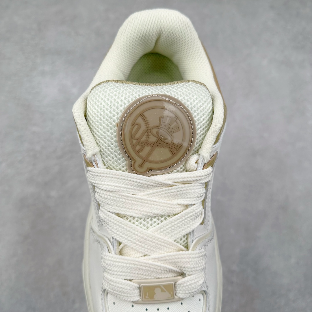 图片[5]-New York Yankees x MLB Chunky Liner Wide Low 学长鞋2代系列低帮老爹风轻量**厚底百搭休闲运动板鞋 高级街头休閒品牌MLB公开了新推出的Chunky Liner系列，以#学长鞋#之名，定义每个人的少年感！MLB在Big Ball Chunkey,High Chunkey等推出的每款运动鞋都大受欢迎，成爲运动鞋的爆款店，在2022年推出了新风格的运动鞋“Chunky Liner”系列。Chunky Liner是从棒球鞋中获得灵感设计，添加了气质街头时尚的运动鞋。在产品上市的同时推出一些海报中，它展现追求自己个性的顾客们的Flex形象和多样的搭配。特别是夹克和连衣裙等正式单品加上球帽，运动鞋等运动单品的混搭，展现更加时尚的搭配，给人舒适又酷的感觉。Chunky Liner是灵感来自于直线延伸的强打者的击球,鞋帮图案加上反向反射材质的Pipping线条，突显了细节。Outsol以棒球和MLB标志爲主题进行了设计,被评价爲体现了MLB独有的个性。 高弹性、吸汗、复原力卓越的开孔材质的鞋垫。尺码：35 36 36.5 37.5 38 38.5 39 40 40.5 41 42 42.5 43 44-选品中心