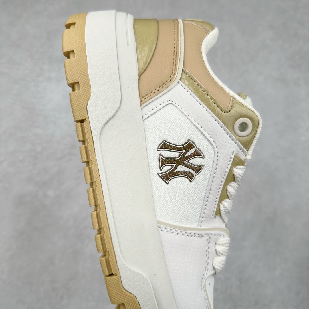 图片[6]-New York Yankees x MLB Chunky Liner Wide Low 学长鞋2代系列低帮老爹风轻量**厚底百搭休闲运动板鞋 高级街头休閒品牌MLB公开了新推出的Chunky Liner系列，以#学长鞋#之名，定义每个人的少年感！MLB在Big Ball Chunkey,High Chunkey等推出的每款运动鞋都大受欢迎，成爲运动鞋的爆款店，在2022年推出了新风格的运动鞋“Chunky Liner”系列。Chunky Liner是从棒球鞋中获得灵感设计，添加了气质街头时尚的运动鞋。在产品上市的同时推出一些海报中，它展现追求自己个性的顾客们的Flex形象和多样的搭配。特别是夹克和连衣裙等正式单品加上球帽，运动鞋等运动单品的混搭，展现更加时尚的搭配，给人舒适又酷的感觉。Chunky Liner是灵感来自于直线延伸的强打者的击球,鞋帮图案加上反向反射材质的Pipping线条，突显了细节。Outsol以棒球和MLB标志爲主题进行了设计,被评价爲体现了MLB独有的个性。 高弹性、吸汗、复原力卓越的开孔材质的鞋垫。尺码：35 36 36.5 37.5 38 38.5 39 40 40.5 41 42 42.5 43 44-选品中心