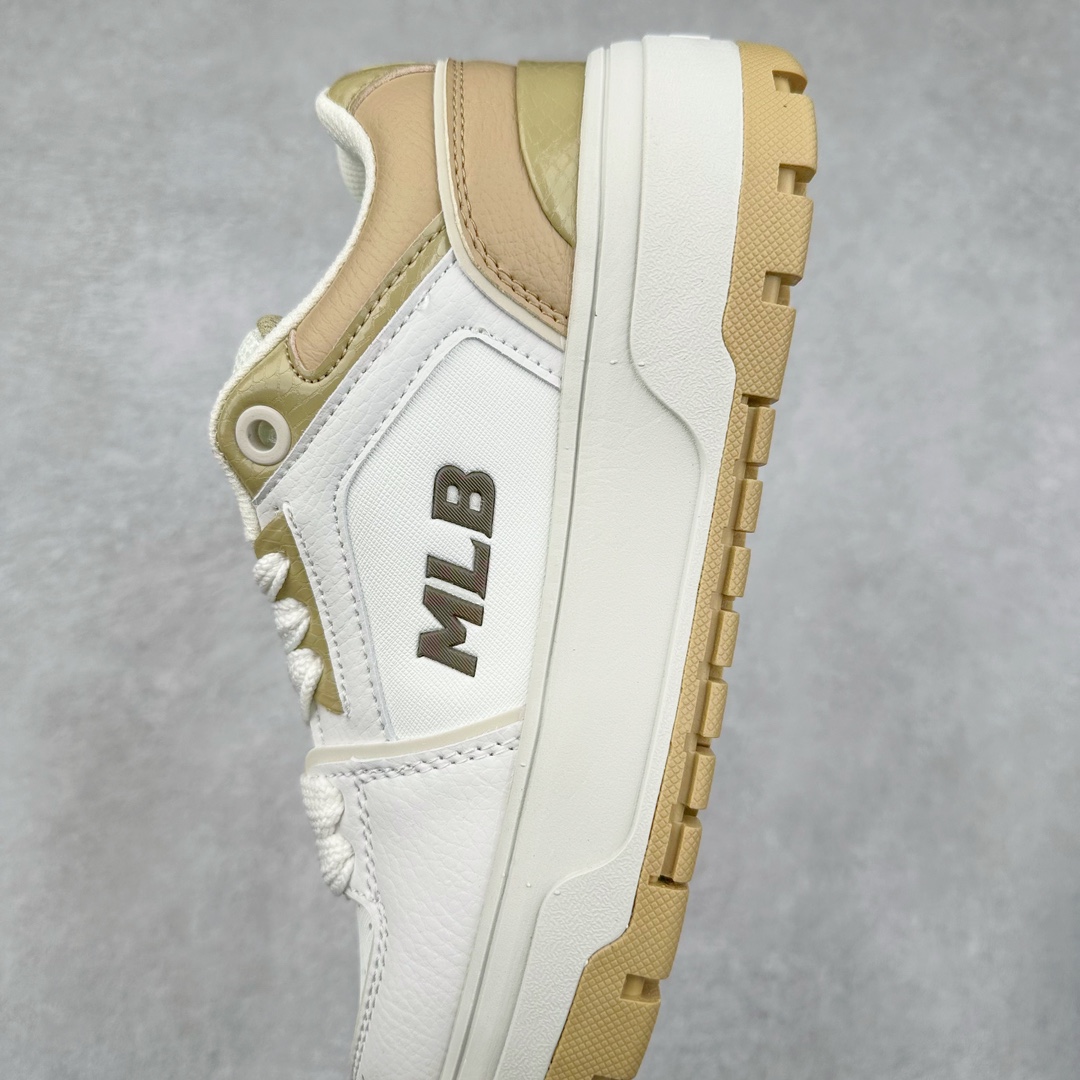 图片[7]-New York Yankees x MLB Chunky Liner Wide Low 学长鞋2代系列低帮老爹风轻量**厚底百搭休闲运动板鞋 高级街头休閒品牌MLB公开了新推出的Chunky Liner系列，以#学长鞋#之名，定义每个人的少年感！MLB在Big Ball Chunkey,High Chunkey等推出的每款运动鞋都大受欢迎，成爲运动鞋的爆款店，在2022年推出了新风格的运动鞋“Chunky Liner”系列。Chunky Liner是从棒球鞋中获得灵感设计，添加了气质街头时尚的运动鞋。在产品上市的同时推出一些海报中，它展现追求自己个性的顾客们的Flex形象和多样的搭配。特别是夹克和连衣裙等正式单品加上球帽，运动鞋等运动单品的混搭，展现更加时尚的搭配，给人舒适又酷的感觉。Chunky Liner是灵感来自于直线延伸的强打者的击球,鞋帮图案加上反向反射材质的Pipping线条，突显了细节。Outsol以棒球和MLB标志爲主题进行了设计,被评价爲体现了MLB独有的个性。 高弹性、吸汗、复原力卓越的开孔材质的鞋垫。尺码：35 36 36.5 37.5 38 38.5 39 40 40.5 41 42 42.5 43 44-选品中心