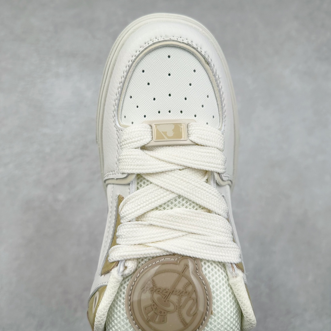 图片[4]-New York Yankees x MLB Chunky Liner Wide Low 学长鞋2代系列低帮老爹风轻量**厚底百搭休闲运动板鞋 高级街头休閒品牌MLB公开了新推出的Chunky Liner系列，以#学长鞋#之名，定义每个人的少年感！MLB在Big Ball Chunkey,High Chunkey等推出的每款运动鞋都大受欢迎，成爲运动鞋的爆款店，在2022年推出了新风格的运动鞋“Chunky Liner”系列。Chunky Liner是从棒球鞋中获得灵感设计，添加了气质街头时尚的运动鞋。在产品上市的同时推出一些海报中，它展现追求自己个性的顾客们的Flex形象和多样的搭配。特别是夹克和连衣裙等正式单品加上球帽，运动鞋等运动单品的混搭，展现更加时尚的搭配，给人舒适又酷的感觉。Chunky Liner是灵感来自于直线延伸的强打者的击球,鞋帮图案加上反向反射材质的Pipping线条，突显了细节。Outsol以棒球和MLB标志爲主题进行了设计,被评价爲体现了MLB独有的个性。 高弹性、吸汗、复原力卓越的开孔材质的鞋垫。尺码：35 36 36.5 37.5 38 38.5 39 40 40.5 41 42 42.5 43 44-选品中心