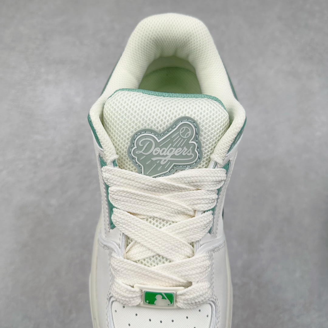 图片[5]-New York Yankees x MLB Chunky Liner Wide Low 学长鞋2代系列低帮老爹风轻量**厚底百搭休闲运动板鞋 高级街头休閒品牌MLB公开了新推出的Chunky Liner系列，以#学长鞋#之名，定义每个人的少年感！MLB在Big Ball Chunkey,High Chunkey等推出的每款运动鞋都大受欢迎，成爲运动鞋的爆款店，在2022年推出了新风格的运动鞋“Chunky Liner”系列。Chunky Liner是从棒球鞋中获得灵感设计，添加了气质街头时尚的运动鞋。在产品上市的同时推出一些海报中，它展现追求自己个性的顾客们的Flex形象和多样的搭配。特别是夹克和连衣裙等正式单品加上球帽，运动鞋等运动单品的混搭，展现更加时尚的搭配，给人舒适又酷的感觉。Chunky Liner是灵感来自于直线延伸的强打者的击球,鞋帮图案加上反向反射材质的Pipping线条，突显了细节。Outsol以棒球和MLB标志爲主题进行了设计,被评价爲体现了MLB独有的个性。 高弹性、吸汗、复原力卓越的开孔材质的鞋垫。尺码：35 36 36.5 37.5 38 38.5 39 40 40.5 41 42 42.5 43 44-选品中心