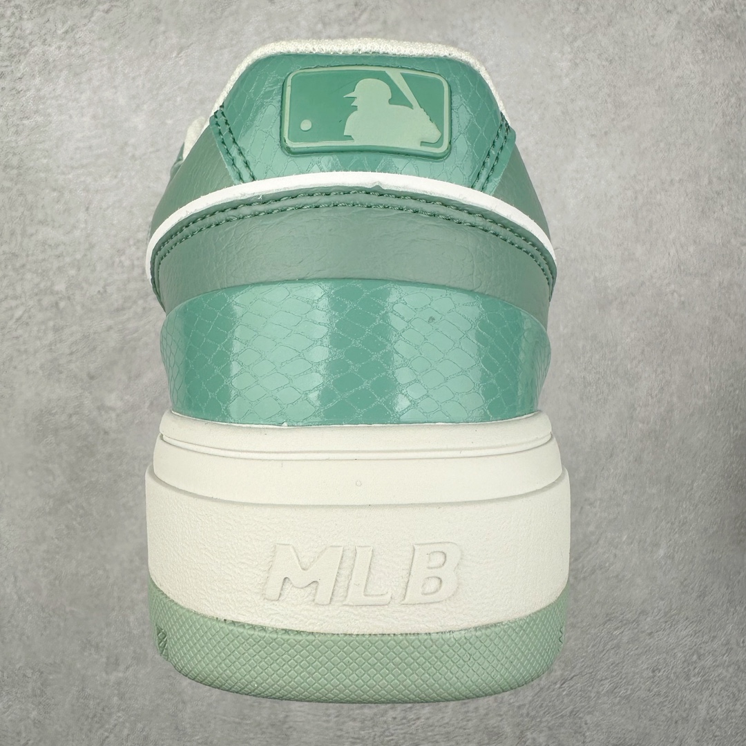 图片[8]-New York Yankees x MLB Chunky Liner Wide Low 学长鞋2代系列低帮老爹风轻量**厚底百搭休闲运动板鞋 高级街头休閒品牌MLB公开了新推出的Chunky Liner系列，以#学长鞋#之名，定义每个人的少年感！MLB在Big Ball Chunkey,High Chunkey等推出的每款运动鞋都大受欢迎，成爲运动鞋的爆款店，在2022年推出了新风格的运动鞋“Chunky Liner”系列。Chunky Liner是从棒球鞋中获得灵感设计，添加了气质街头时尚的运动鞋。在产品上市的同时推出一些海报中，它展现追求自己个性的顾客们的Flex形象和多样的搭配。特别是夹克和连衣裙等正式单品加上球帽，运动鞋等运动单品的混搭，展现更加时尚的搭配，给人舒适又酷的感觉。Chunky Liner是灵感来自于直线延伸的强打者的击球,鞋帮图案加上反向反射材质的Pipping线条，突显了细节。Outsol以棒球和MLB标志爲主题进行了设计,被评价爲体现了MLB独有的个性。 高弹性、吸汗、复原力卓越的开孔材质的鞋垫。尺码：35 36 36.5 37.5 38 38.5 39 40 40.5 41 42 42.5 43 44-选品中心