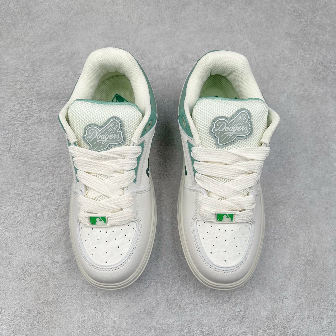 图片[2]-New York Yankees x MLB Chunky Liner Wide Low 学长鞋2代系列低帮老爹风轻量**厚底百搭休闲运动板鞋 高级街头休閒品牌MLB公开了新推出的Chunky Liner系列，以#学长鞋#之名，定义每个人的少年感！MLB在Big Ball Chunkey,High Chunkey等推出的每款运动鞋都大受欢迎，成爲运动鞋的爆款店，在2022年推出了新风格的运动鞋“Chunky Liner”系列。Chunky Liner是从棒球鞋中获得灵感设计，添加了气质街头时尚的运动鞋。在产品上市的同时推出一些海报中，它展现追求自己个性的顾客们的Flex形象和多样的搭配。特别是夹克和连衣裙等正式单品加上球帽，运动鞋等运动单品的混搭，展现更加时尚的搭配，给人舒适又酷的感觉。Chunky Liner是灵感来自于直线延伸的强打者的击球,鞋帮图案加上反向反射材质的Pipping线条，突显了细节。Outsol以棒球和MLB标志爲主题进行了设计,被评价爲体现了MLB独有的个性。 高弹性、吸汗、复原力卓越的开孔材质的鞋垫。尺码：35 36 36.5 37.5 38 38.5 39 40 40.5 41 42 42.5 43 44-选品中心