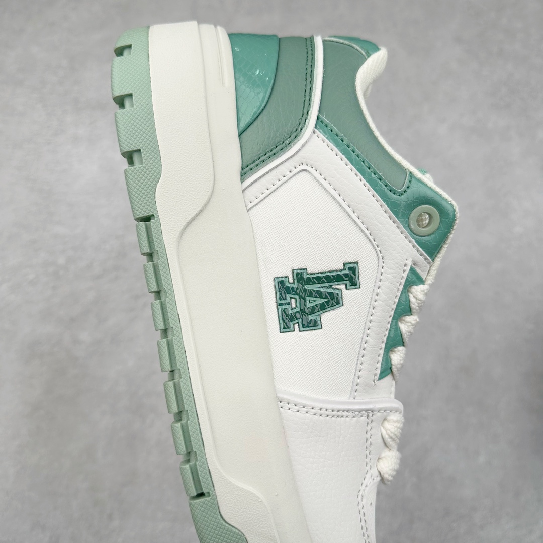 图片[6]-New York Yankees x MLB Chunky Liner Wide Low 学长鞋2代系列低帮老爹风轻量**厚底百搭休闲运动板鞋 高级街头休閒品牌MLB公开了新推出的Chunky Liner系列，以#学长鞋#之名，定义每个人的少年感！MLB在Big Ball Chunkey,High Chunkey等推出的每款运动鞋都大受欢迎，成爲运动鞋的爆款店，在2022年推出了新风格的运动鞋“Chunky Liner”系列。Chunky Liner是从棒球鞋中获得灵感设计，添加了气质街头时尚的运动鞋。在产品上市的同时推出一些海报中，它展现追求自己个性的顾客们的Flex形象和多样的搭配。特别是夹克和连衣裙等正式单品加上球帽，运动鞋等运动单品的混搭，展现更加时尚的搭配，给人舒适又酷的感觉。Chunky Liner是灵感来自于直线延伸的强打者的击球,鞋帮图案加上反向反射材质的Pipping线条，突显了细节。Outsol以棒球和MLB标志爲主题进行了设计,被评价爲体现了MLB独有的个性。 高弹性、吸汗、复原力卓越的开孔材质的鞋垫。尺码：35 36 36.5 37.5 38 38.5 39 40 40.5 41 42 42.5 43 44-选品中心