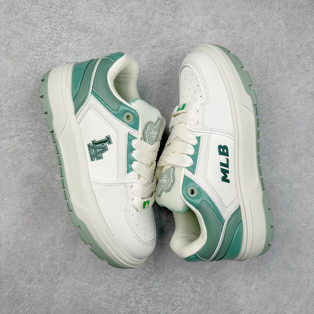 图片[3]-New York Yankees x MLB Chunky Liner Wide Low 学长鞋2代系列低帮老爹风轻量**厚底百搭休闲运动板鞋 高级街头休閒品牌MLB公开了新推出的Chunky Liner系列，以#学长鞋#之名，定义每个人的少年感！MLB在Big Ball Chunkey,High Chunkey等推出的每款运动鞋都大受欢迎，成爲运动鞋的爆款店，在2022年推出了新风格的运动鞋“Chunky Liner”系列。Chunky Liner是从棒球鞋中获得灵感设计，添加了气质街头时尚的运动鞋。在产品上市的同时推出一些海报中，它展现追求自己个性的顾客们的Flex形象和多样的搭配。特别是夹克和连衣裙等正式单品加上球帽，运动鞋等运动单品的混搭，展现更加时尚的搭配，给人舒适又酷的感觉。Chunky Liner是灵感来自于直线延伸的强打者的击球,鞋帮图案加上反向反射材质的Pipping线条，突显了细节。Outsol以棒球和MLB标志爲主题进行了设计,被评价爲体现了MLB独有的个性。 高弹性、吸汗、复原力卓越的开孔材质的鞋垫。尺码：35 36 36.5 37.5 38 38.5 39 40 40.5 41 42 42.5 43 44-选品中心