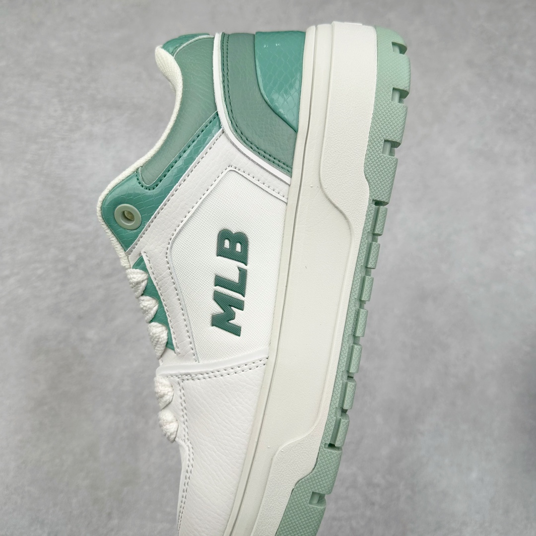 图片[7]-New York Yankees x MLB Chunky Liner Wide Low 学长鞋2代系列低帮老爹风轻量**厚底百搭休闲运动板鞋 高级街头休閒品牌MLB公开了新推出的Chunky Liner系列，以#学长鞋#之名，定义每个人的少年感！MLB在Big Ball Chunkey,High Chunkey等推出的每款运动鞋都大受欢迎，成爲运动鞋的爆款店，在2022年推出了新风格的运动鞋“Chunky Liner”系列。Chunky Liner是从棒球鞋中获得灵感设计，添加了气质街头时尚的运动鞋。在产品上市的同时推出一些海报中，它展现追求自己个性的顾客们的Flex形象和多样的搭配。特别是夹克和连衣裙等正式单品加上球帽，运动鞋等运动单品的混搭，展现更加时尚的搭配，给人舒适又酷的感觉。Chunky Liner是灵感来自于直线延伸的强打者的击球,鞋帮图案加上反向反射材质的Pipping线条，突显了细节。Outsol以棒球和MLB标志爲主题进行了设计,被评价爲体现了MLB独有的个性。 高弹性、吸汗、复原力卓越的开孔材质的鞋垫。尺码：35 36 36.5 37.5 38 38.5 39 40 40.5 41 42 42.5 43 44-选品中心