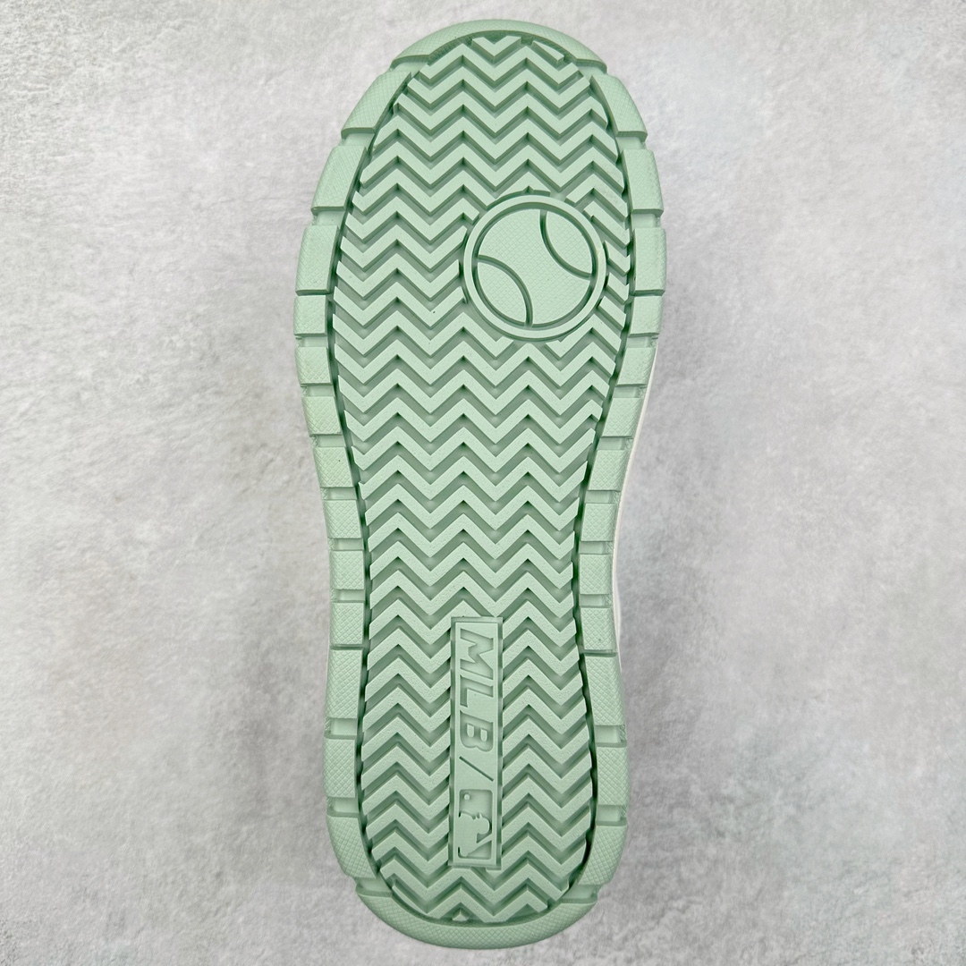 图片[9]-New York Yankees x MLB Chunky Liner Wide Low 学长鞋2代系列低帮老爹风轻量**厚底百搭休闲运动板鞋 高级街头休閒品牌MLB公开了新推出的Chunky Liner系列，以#学长鞋#之名，定义每个人的少年感！MLB在Big Ball Chunkey,High Chunkey等推出的每款运动鞋都大受欢迎，成爲运动鞋的爆款店，在2022年推出了新风格的运动鞋“Chunky Liner”系列。Chunky Liner是从棒球鞋中获得灵感设计，添加了气质街头时尚的运动鞋。在产品上市的同时推出一些海报中，它展现追求自己个性的顾客们的Flex形象和多样的搭配。特别是夹克和连衣裙等正式单品加上球帽，运动鞋等运动单品的混搭，展现更加时尚的搭配，给人舒适又酷的感觉。Chunky Liner是灵感来自于直线延伸的强打者的击球,鞋帮图案加上反向反射材质的Pipping线条，突显了细节。Outsol以棒球和MLB标志爲主题进行了设计,被评价爲体现了MLB独有的个性。 高弹性、吸汗、复原力卓越的开孔材质的鞋垫。尺码：35 36 36.5 37.5 38 38.5 39 40 40.5 41 42 42.5 43 44-选品中心