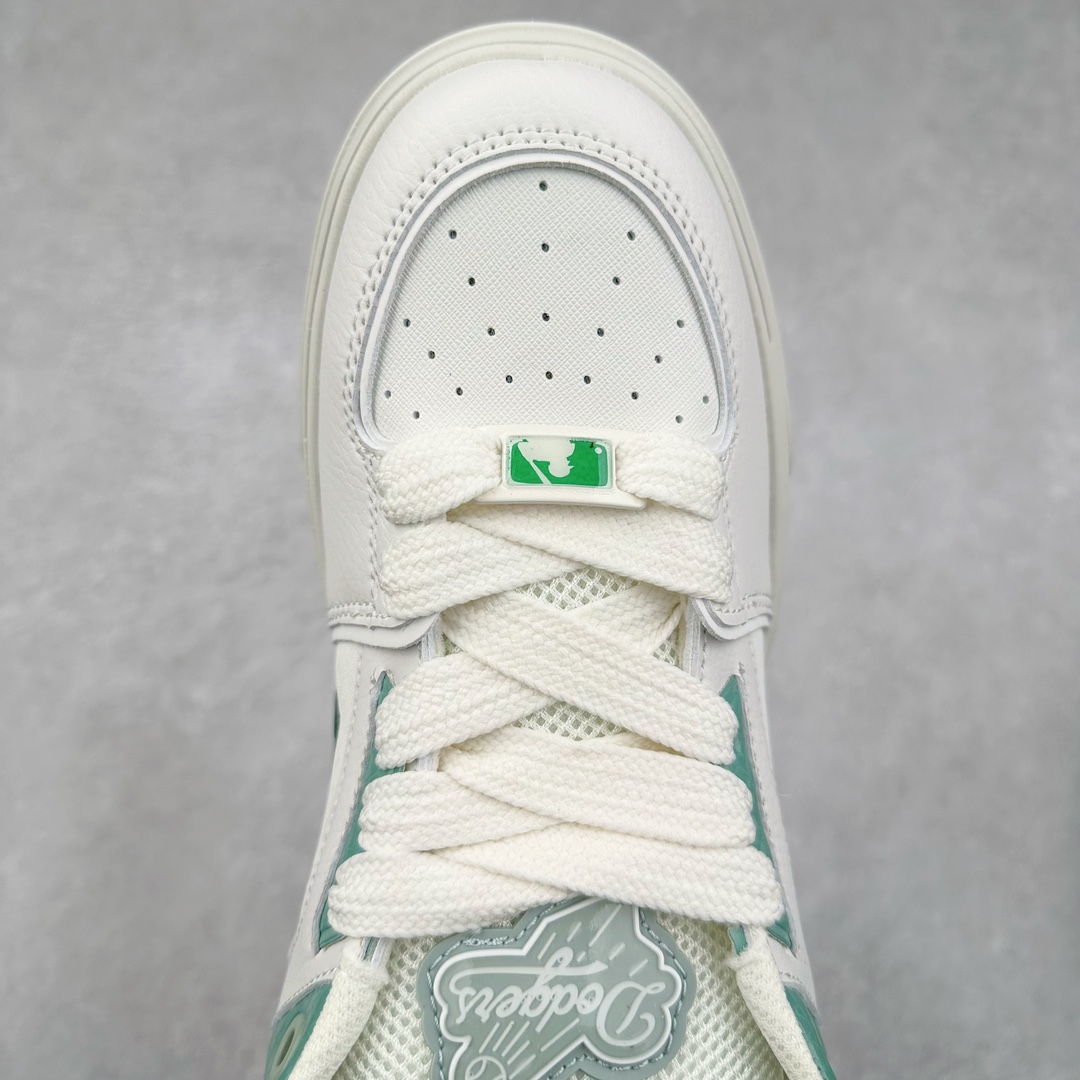 图片[4]-New York Yankees x MLB Chunky Liner Wide Low 学长鞋2代系列低帮老爹风轻量**厚底百搭休闲运动板鞋 高级街头休閒品牌MLB公开了新推出的Chunky Liner系列，以#学长鞋#之名，定义每个人的少年感！MLB在Big Ball Chunkey,High Chunkey等推出的每款运动鞋都大受欢迎，成爲运动鞋的爆款店，在2022年推出了新风格的运动鞋“Chunky Liner”系列。Chunky Liner是从棒球鞋中获得灵感设计，添加了气质街头时尚的运动鞋。在产品上市的同时推出一些海报中，它展现追求自己个性的顾客们的Flex形象和多样的搭配。特别是夹克和连衣裙等正式单品加上球帽，运动鞋等运动单品的混搭，展现更加时尚的搭配，给人舒适又酷的感觉。Chunky Liner是灵感来自于直线延伸的强打者的击球,鞋帮图案加上反向反射材质的Pipping线条，突显了细节。Outsol以棒球和MLB标志爲主题进行了设计,被评价爲体现了MLB独有的个性。 高弹性、吸汗、复原力卓越的开孔材质的鞋垫。尺码：35 36 36.5 37.5 38 38.5 39 40 40.5 41 42 42.5 43 44-选品中心