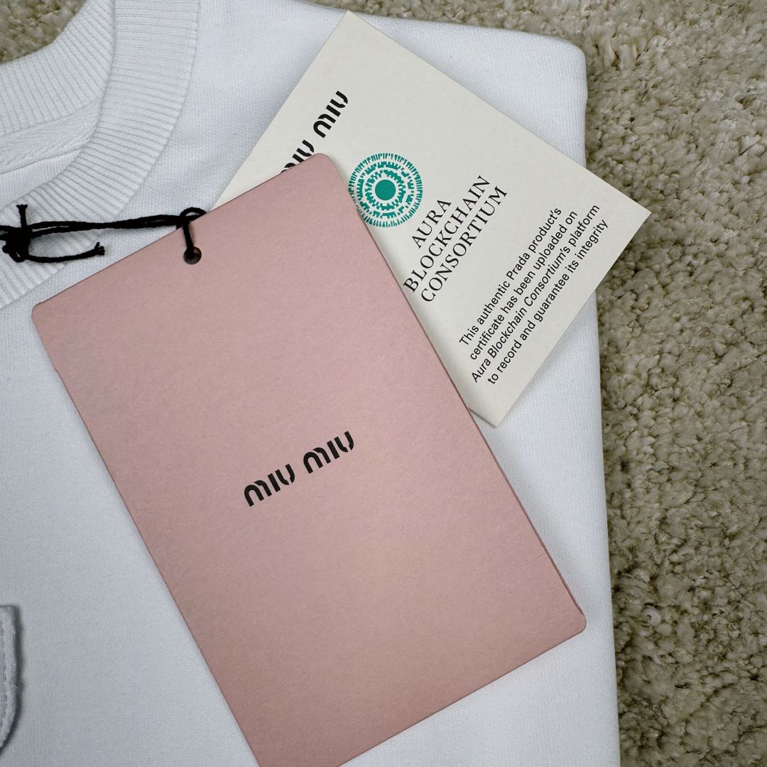 图片[12]-＃GD广顶 MIU MIU SS23 缪缪字母Logo刺绣圆领套头长袖T恤 面料采用340克双面织法长绒棉面料（正反一样舒服）logo开模冲模并非激光烧化有烧焦感 自购特种机刺绣logo非常完美 logo部分为双层面料三标辅料全部定制 尺码：S M L XL-选品中心