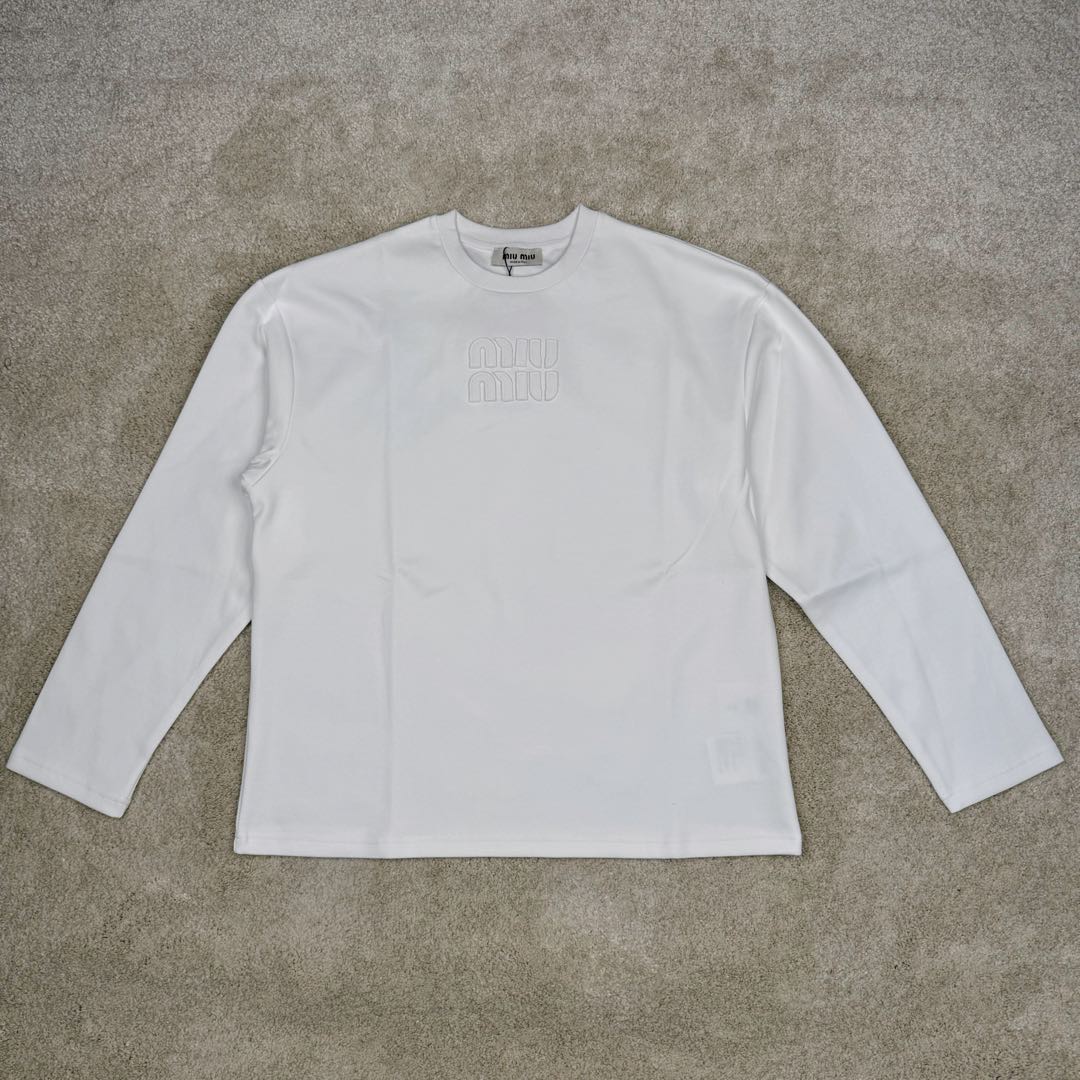 #GD广顶 MIU MIU SS23 缪缪字母Logo刺绣圆领套头长袖T恤 面料采用340克双面织法长绒棉面料(正反一样舒服)logo开模冲模并非激光烧化有烧焦感 自购特种机刺绣logo非常完美 logo部分为双层面料三标辅料全部定制 尺码:S M L XL-选品中心