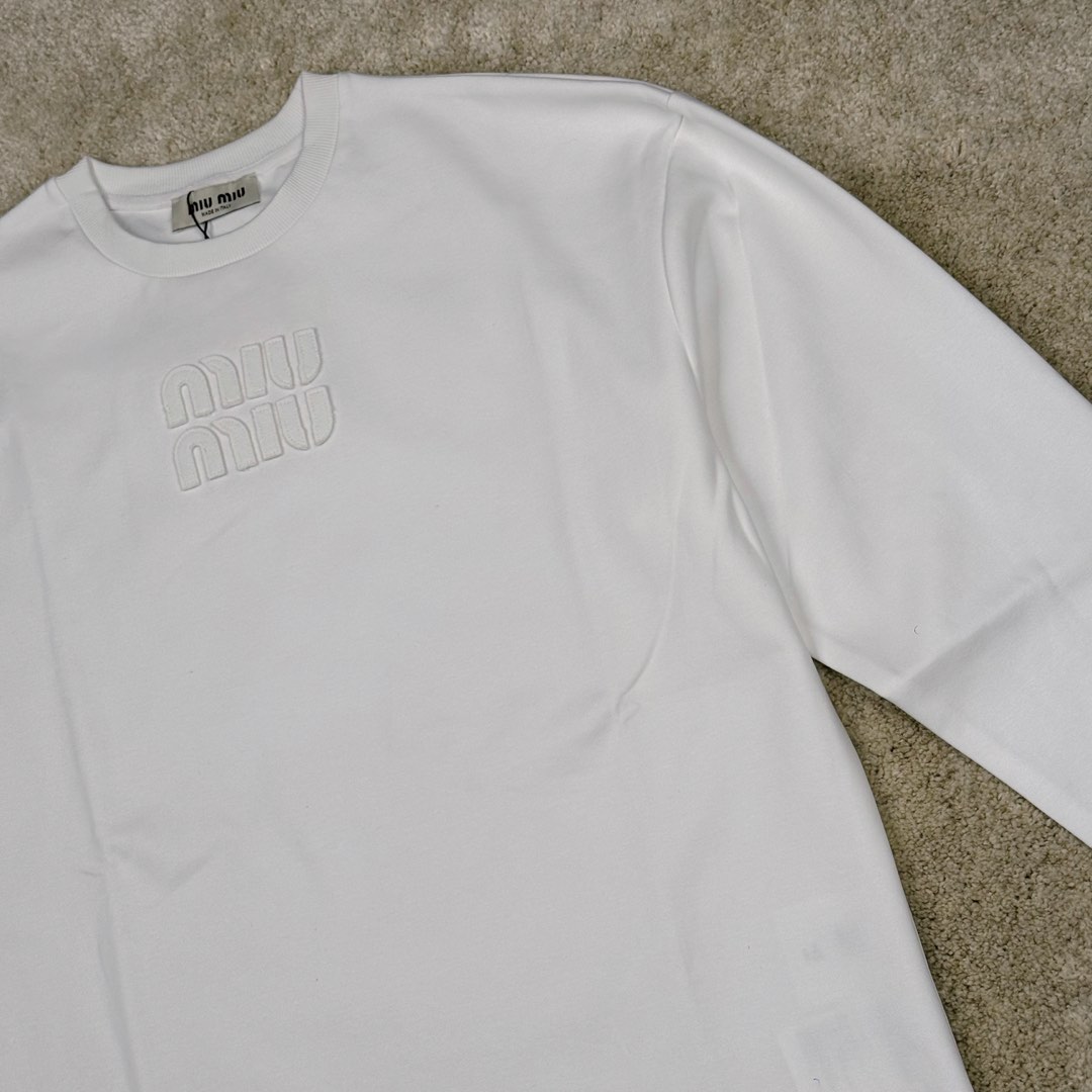 图片[8]-＃GD广顶 MIU MIU SS23 缪缪字母Logo刺绣圆领套头长袖T恤 面料采用340克双面织法长绒棉面料（正反一样舒服）logo开模冲模并非激光烧化有烧焦感 自购特种机刺绣logo非常完美 logo部分为双层面料三标辅料全部定制 尺码：S M L XL-选品中心