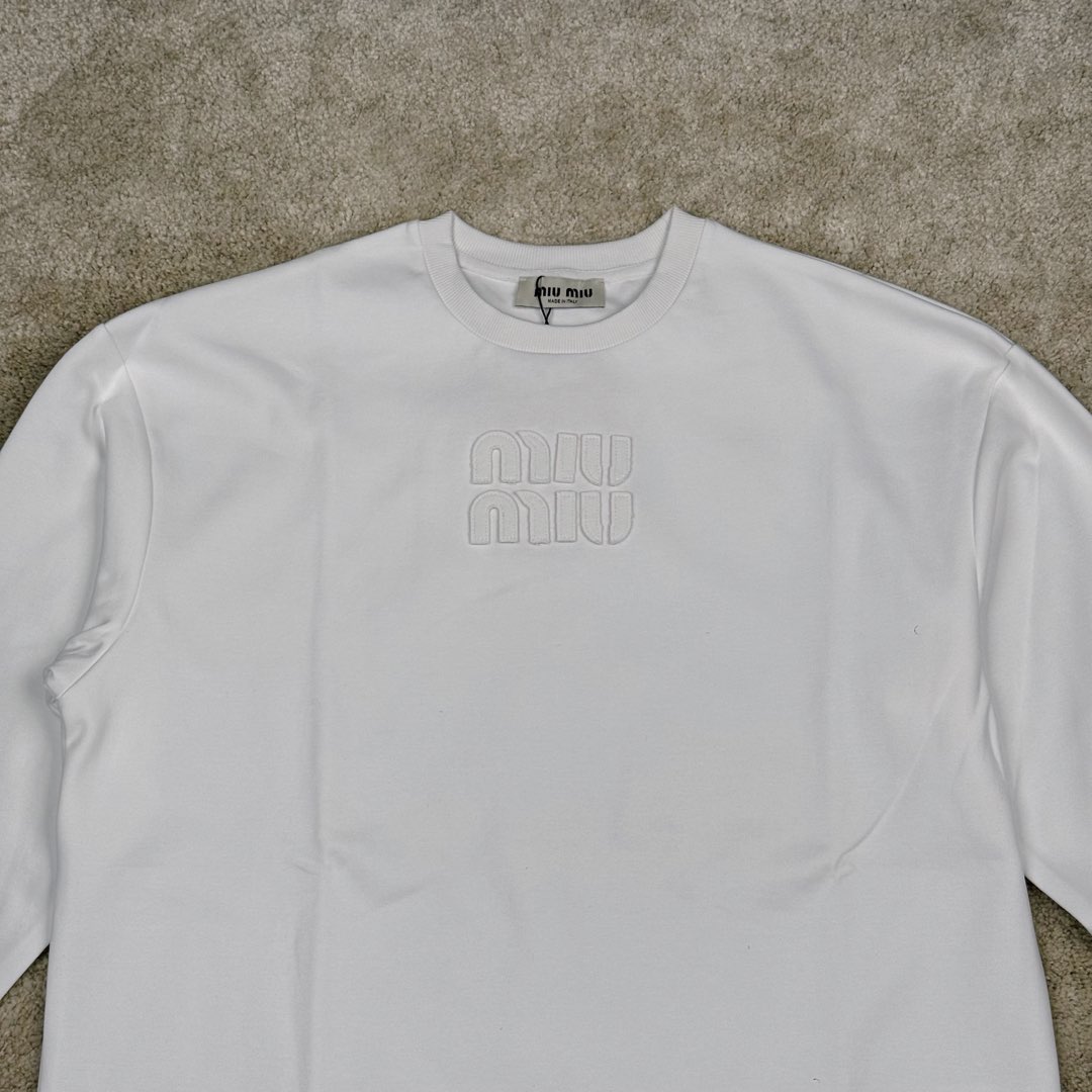 图片[4]-＃GD广顶 MIU MIU SS23 缪缪字母Logo刺绣圆领套头长袖T恤 面料采用340克双面织法长绒棉面料（正反一样舒服）logo开模冲模并非激光烧化有烧焦感 自购特种机刺绣logo非常完美 logo部分为双层面料三标辅料全部定制 尺码：S M L XL-选品中心