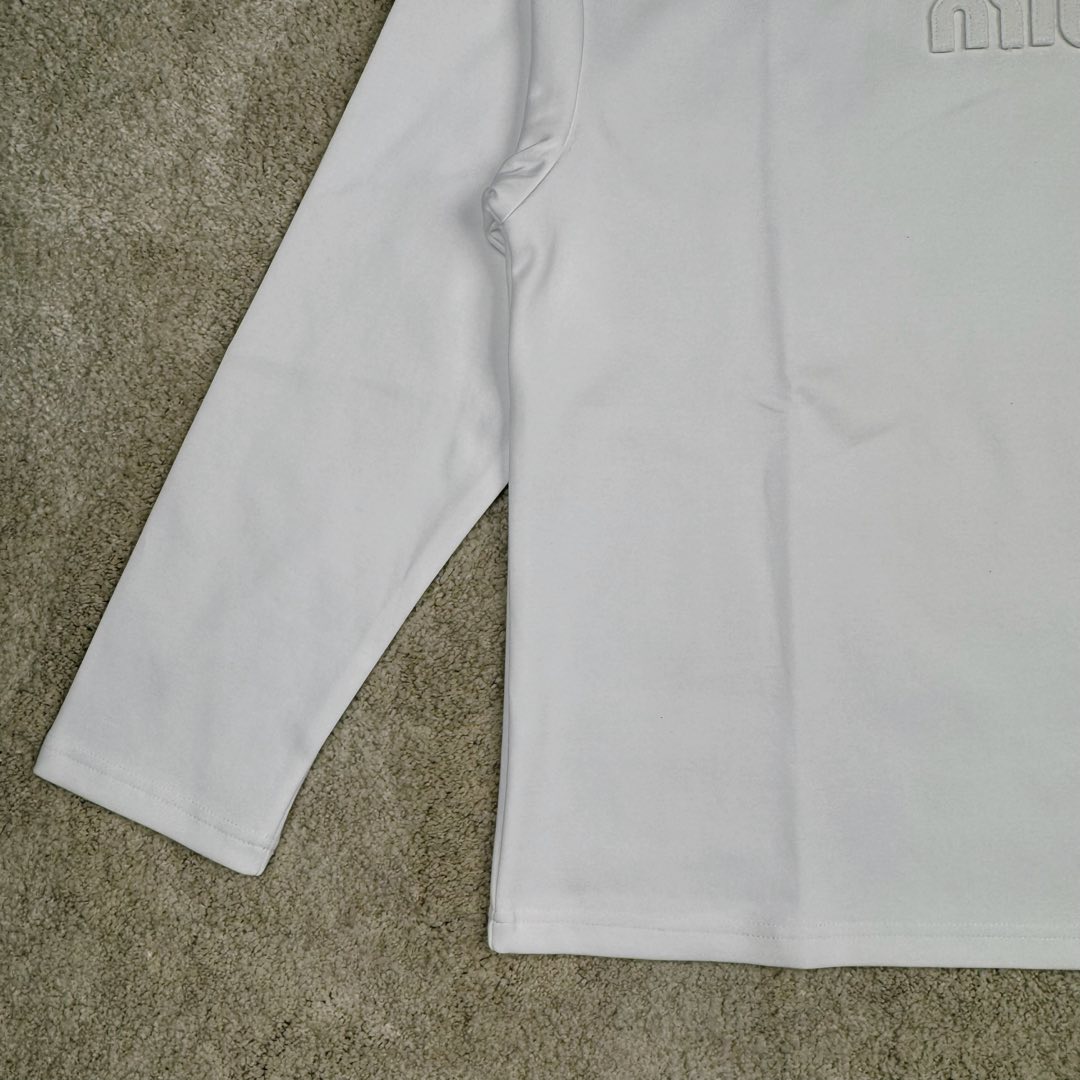 图片[6]-＃GD广顶 MIU MIU SS23 缪缪字母Logo刺绣圆领套头长袖T恤 面料采用340克双面织法长绒棉面料（正反一样舒服）logo开模冲模并非激光烧化有烧焦感 自购特种机刺绣logo非常完美 logo部分为双层面料三标辅料全部定制 尺码：S M L XL-选品中心