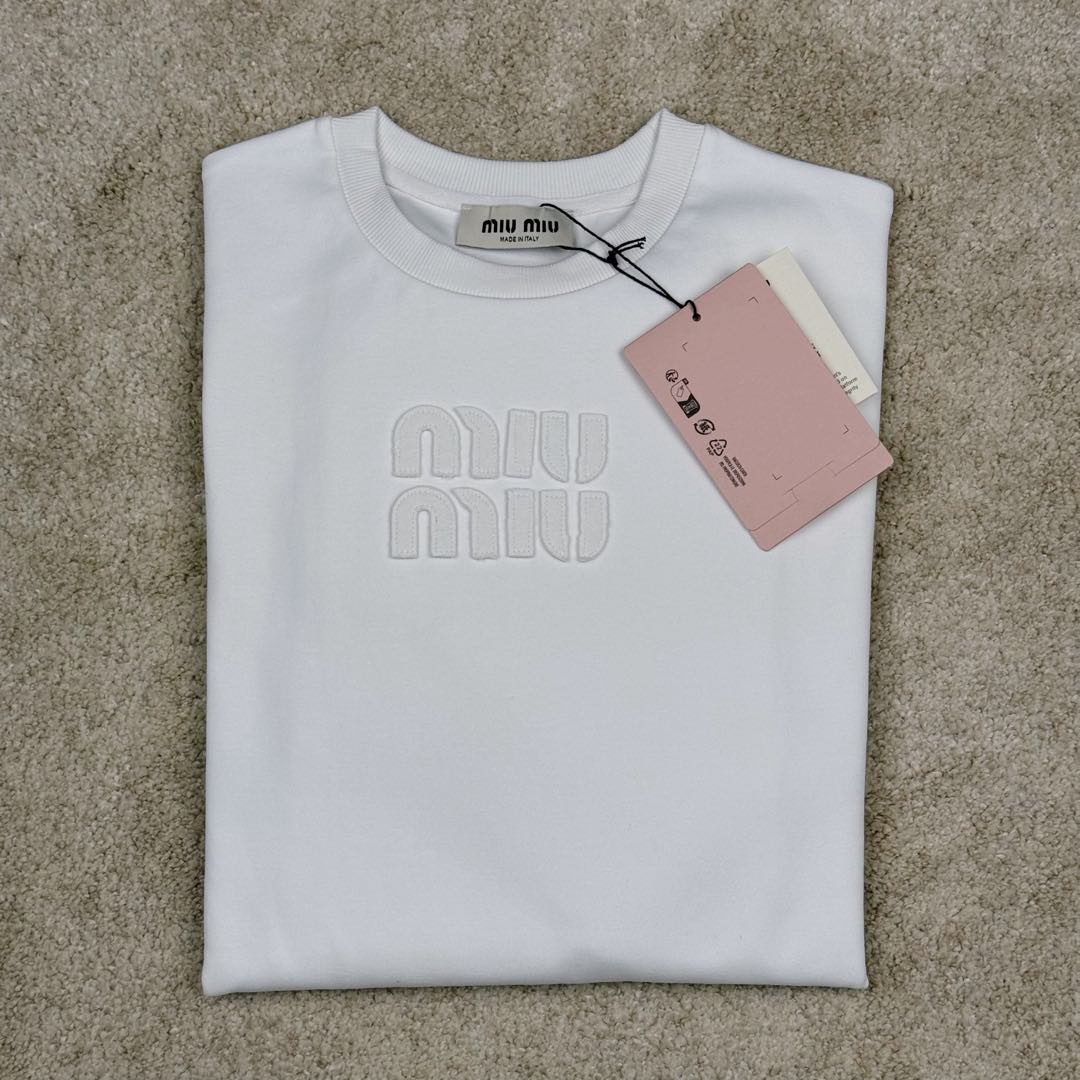 图片[13]-＃GD广顶 MIU MIU SS23 缪缪字母Logo刺绣圆领套头长袖T恤 面料采用340克双面织法长绒棉面料（正反一样舒服）logo开模冲模并非激光烧化有烧焦感 自购特种机刺绣logo非常完美 logo部分为双层面料三标辅料全部定制 尺码：S M L XL-选品中心