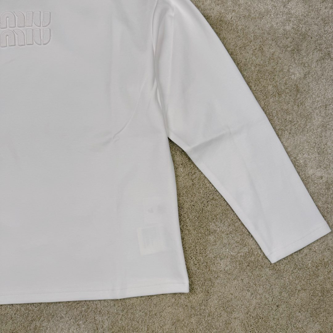 图片[7]-＃GD广顶 MIU MIU SS23 缪缪字母Logo刺绣圆领套头长袖T恤 面料采用340克双面织法长绒棉面料（正反一样舒服）logo开模冲模并非激光烧化有烧焦感 自购特种机刺绣logo非常完美 logo部分为双层面料三标辅料全部定制 尺码：S M L XL-选品中心