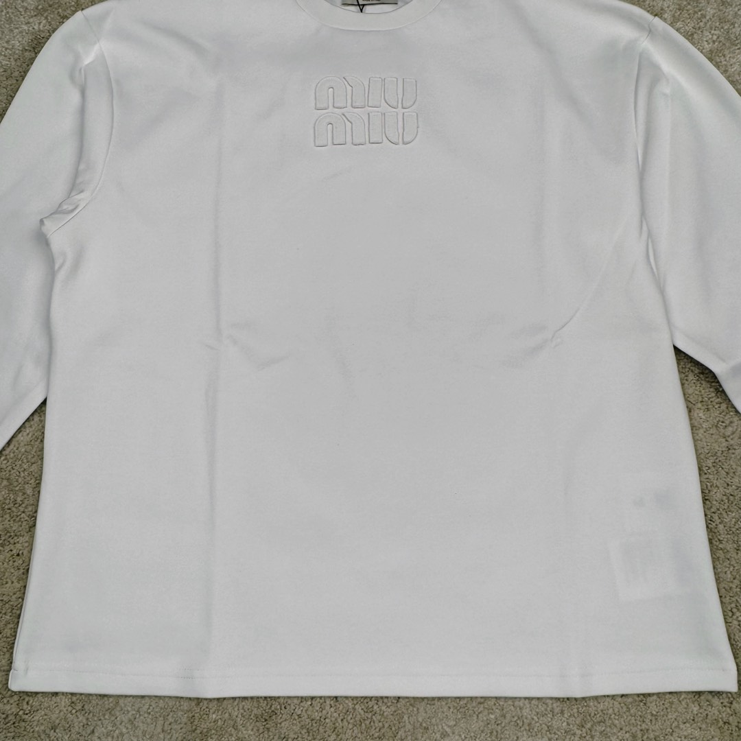 图片[5]-＃GD广顶 MIU MIU SS23 缪缪字母Logo刺绣圆领套头长袖T恤 面料采用340克双面织法长绒棉面料（正反一样舒服）logo开模冲模并非激光烧化有烧焦感 自购特种机刺绣logo非常完美 logo部分为双层面料三标辅料全部定制 尺码：S M L XL-选品中心