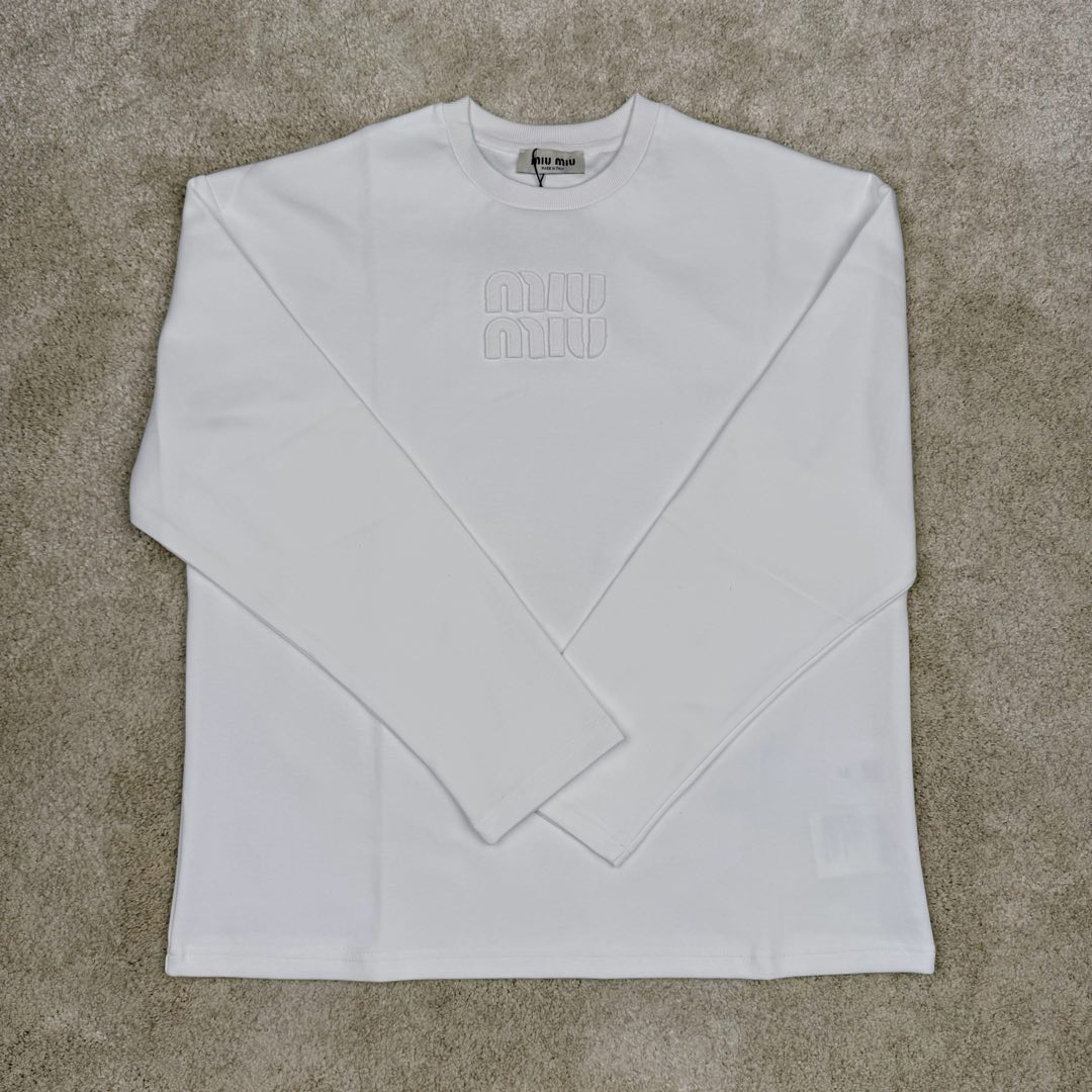 图片[2]-＃GD广顶 MIU MIU SS23 缪缪字母Logo刺绣圆领套头长袖T恤 面料采用340克双面织法长绒棉面料（正反一样舒服）logo开模冲模并非激光烧化有烧焦感 自购特种机刺绣logo非常完美 logo部分为双层面料三标辅料全部定制 尺码：S M L XL-选品中心