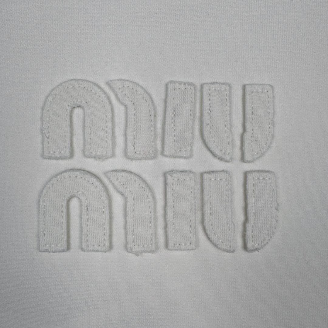 图片[11]-＃GD广顶 MIU MIU SS23 缪缪字母Logo刺绣圆领套头长袖T恤 面料采用340克双面织法长绒棉面料（正反一样舒服）logo开模冲模并非激光烧化有烧焦感 自购特种机刺绣logo非常完美 logo部分为双层面料三标辅料全部定制 尺码：S M L XL-选品中心