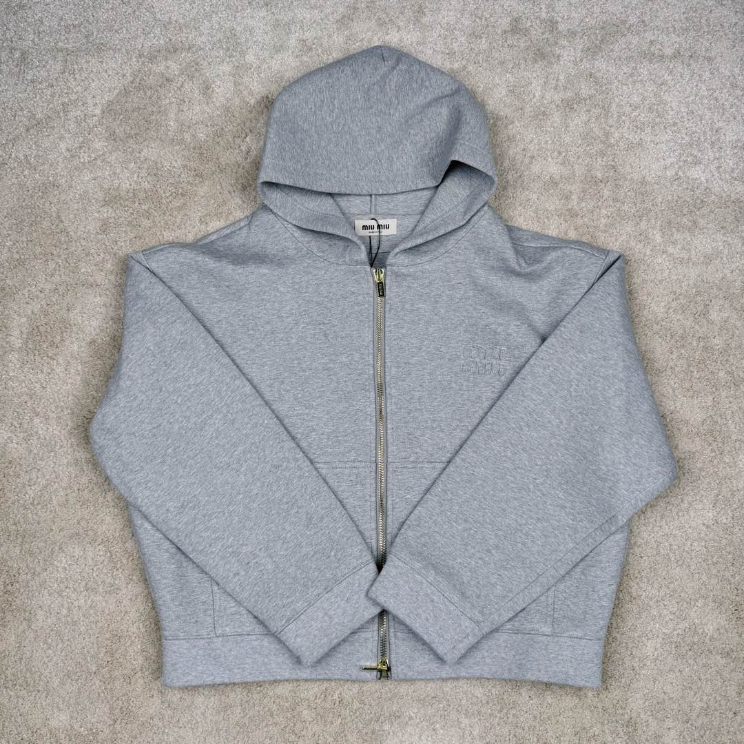 图片[2]-MIU MIU SS23 缪缪连帽拉链纯色长袖夹克 灰色 17400太古汇购入 研发半年为了做这款衣服自购一台特种机 市场其他所有版本miumiu缝线都不整齐或者使用激光烧花 激光烧花工艺会导致面料边发黄发硬 此件面料采用三层工艺 主面料380克重定制花灰纯棉 复合280克反面内里 中间使用100克布帛衔接 整件克重达到760 拉链采用瑞士牙riri拉链 非常昂贵 内里领口 侧面 下摆全部手工走线 市场版本这三个地方全是简化工艺 整件衣服非常重工 出货非常难 春款仅一批不再补货 手慢无 尺码：S M L XL-选品中心