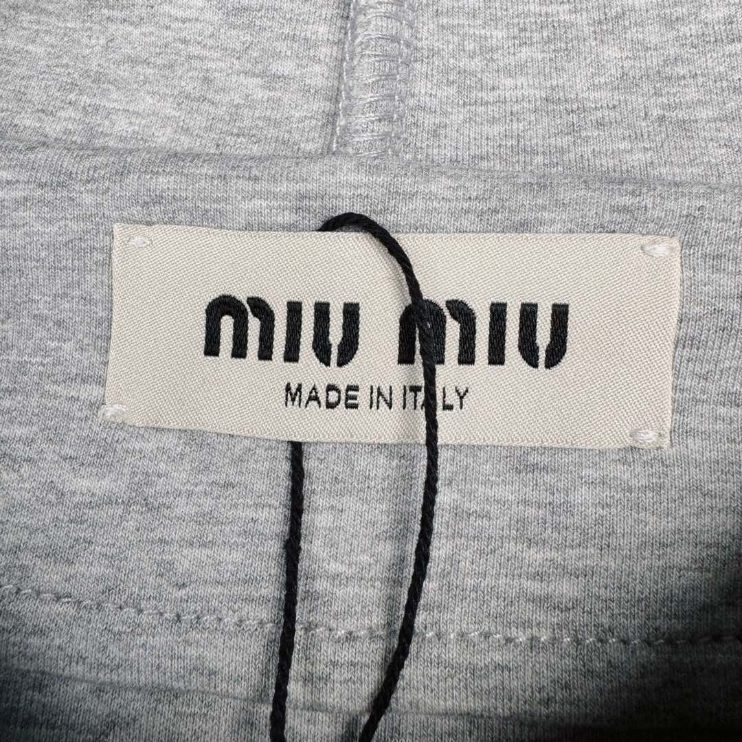 图片[11]-MIU MIU SS23 缪缪连帽拉链纯色长袖夹克 灰色 17400太古汇购入 研发半年为了做这款衣服自购一台特种机 市场其他所有版本miumiu缝线都不整齐或者使用激光烧花 激光烧花工艺会导致面料边发黄发硬 此件面料采用三层工艺 主面料380克重定制花灰纯棉 复合280克反面内里 中间使用100克布帛衔接 整件克重达到760 拉链采用瑞士牙riri拉链 非常昂贵 内里领口 侧面 下摆全部手工走线 市场版本这三个地方全是简化工艺 整件衣服非常重工 出货非常难 春款仅一批不再补货 手慢无 尺码：S M L XL-选品中心