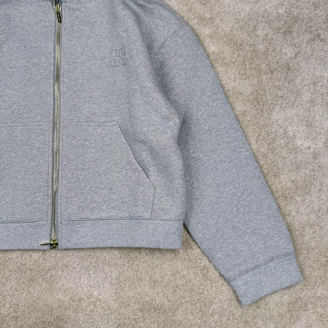 图片[7]-MIU MIU SS23 缪缪连帽拉链纯色长袖夹克 灰色 17400太古汇购入 研发半年为了做这款衣服自购一台特种机 市场其他所有版本miumiu缝线都不整齐或者使用激光烧花 激光烧花工艺会导致面料边发黄发硬 此件面料采用三层工艺 主面料380克重定制花灰纯棉 复合280克反面内里 中间使用100克布帛衔接 整件克重达到760 拉链采用瑞士牙riri拉链 非常昂贵 内里领口 侧面 下摆全部手工走线 市场版本这三个地方全是简化工艺 整件衣服非常重工 出货非常难 春款仅一批不再补货 手慢无 尺码：S M L XL-选品中心