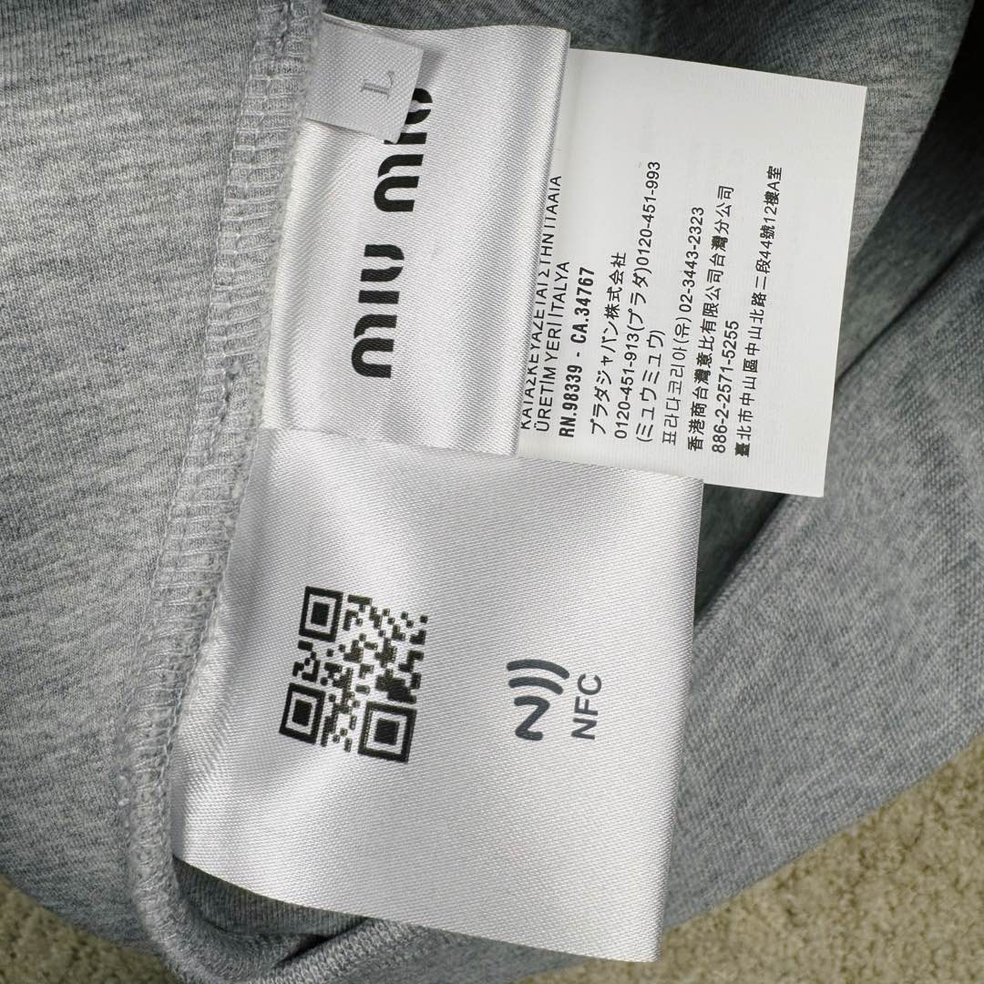 图片[14]-MIU MIU SS23 缪缪连帽拉链纯色长袖夹克 灰色 17400太古汇购入 研发半年为了做这款衣服自购一台特种机 市场其他所有版本miumiu缝线都不整齐或者使用激光烧花 激光烧花工艺会导致面料边发黄发硬 此件面料采用三层工艺 主面料380克重定制花灰纯棉 复合280克反面内里 中间使用100克布帛衔接 整件克重达到760 拉链采用瑞士牙riri拉链 非常昂贵 内里领口 侧面 下摆全部手工走线 市场版本这三个地方全是简化工艺 整件衣服非常重工 出货非常难 春款仅一批不再补货 手慢无 尺码：S M L XL-选品中心