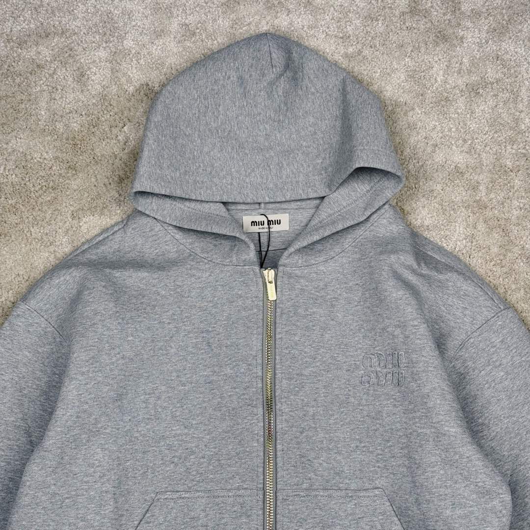 图片[5]-MIU MIU SS23 缪缪连帽拉链纯色长袖夹克 灰色 17400太古汇购入 研发半年为了做这款衣服自购一台特种机 市场其他所有版本miumiu缝线都不整齐或者使用激光烧花 激光烧花工艺会导致面料边发黄发硬 此件面料采用三层工艺 主面料380克重定制花灰纯棉 复合280克反面内里 中间使用100克布帛衔接 整件克重达到760 拉链采用瑞士牙riri拉链 非常昂贵 内里领口 侧面 下摆全部手工走线 市场版本这三个地方全是简化工艺 整件衣服非常重工 出货非常难 春款仅一批不再补货 手慢无 尺码：S M L XL-选品中心
