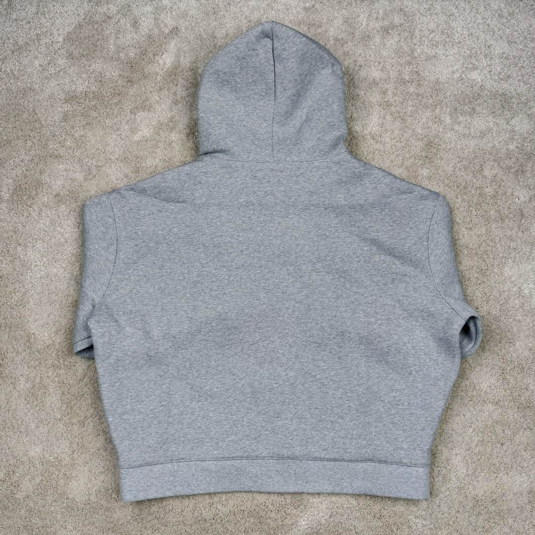 图片[3]-MIU MIU SS23 缪缪连帽拉链纯色长袖夹克 灰色 17400太古汇购入 研发半年为了做这款衣服自购一台特种机 市场其他所有版本miumiu缝线都不整齐或者使用激光烧花 激光烧花工艺会导致面料边发黄发硬 此件面料采用三层工艺 主面料380克重定制花灰纯棉 复合280克反面内里 中间使用100克布帛衔接 整件克重达到760 拉链采用瑞士牙riri拉链 非常昂贵 内里领口 侧面 下摆全部手工走线 市场版本这三个地方全是简化工艺 整件衣服非常重工 出货非常难 春款仅一批不再补货 手慢无 尺码：S M L XL-选品中心