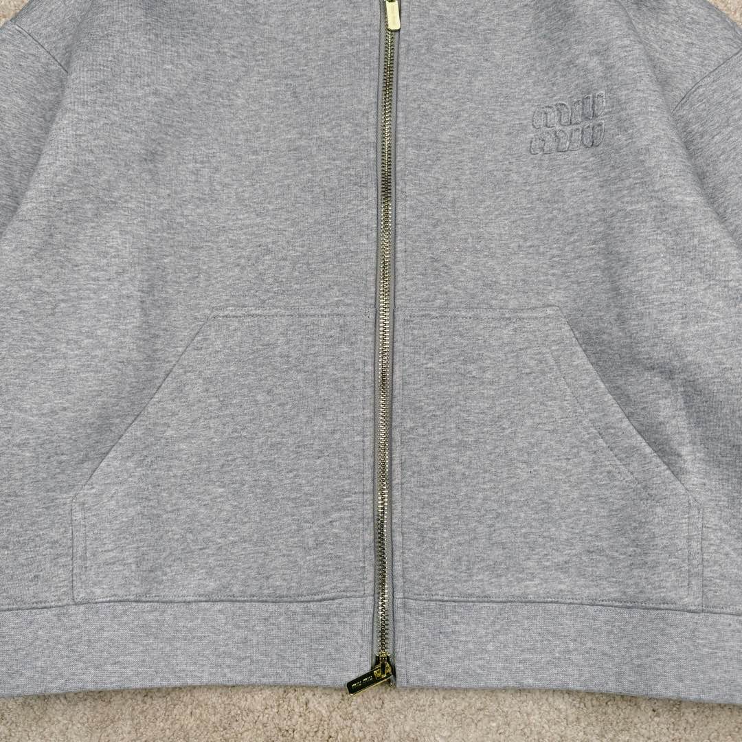 图片[8]-MIU MIU SS23 缪缪连帽拉链纯色长袖夹克 灰色 17400太古汇购入 研发半年为了做这款衣服自购一台特种机 市场其他所有版本miumiu缝线都不整齐或者使用激光烧花 激光烧花工艺会导致面料边发黄发硬 此件面料采用三层工艺 主面料380克重定制花灰纯棉 复合280克反面内里 中间使用100克布帛衔接 整件克重达到760 拉链采用瑞士牙riri拉链 非常昂贵 内里领口 侧面 下摆全部手工走线 市场版本这三个地方全是简化工艺 整件衣服非常重工 出货非常难 春款仅一批不再补货 手慢无 尺码：S M L XL-选品中心