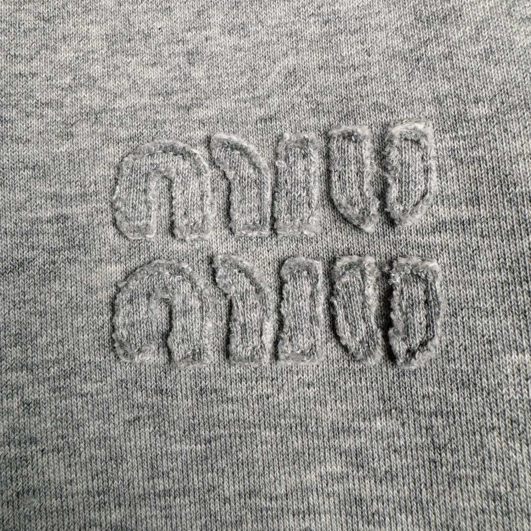 图片[12]-MIU MIU SS23 缪缪连帽拉链纯色长袖夹克 灰色 17400太古汇购入 研发半年为了做这款衣服自购一台特种机 市场其他所有版本miumiu缝线都不整齐或者使用激光烧花 激光烧花工艺会导致面料边发黄发硬 此件面料采用三层工艺 主面料380克重定制花灰纯棉 复合280克反面内里 中间使用100克布帛衔接 整件克重达到760 拉链采用瑞士牙riri拉链 非常昂贵 内里领口 侧面 下摆全部手工走线 市场版本这三个地方全是简化工艺 整件衣服非常重工 出货非常难 春款仅一批不再补货 手慢无 尺码：S M L XL-选品中心