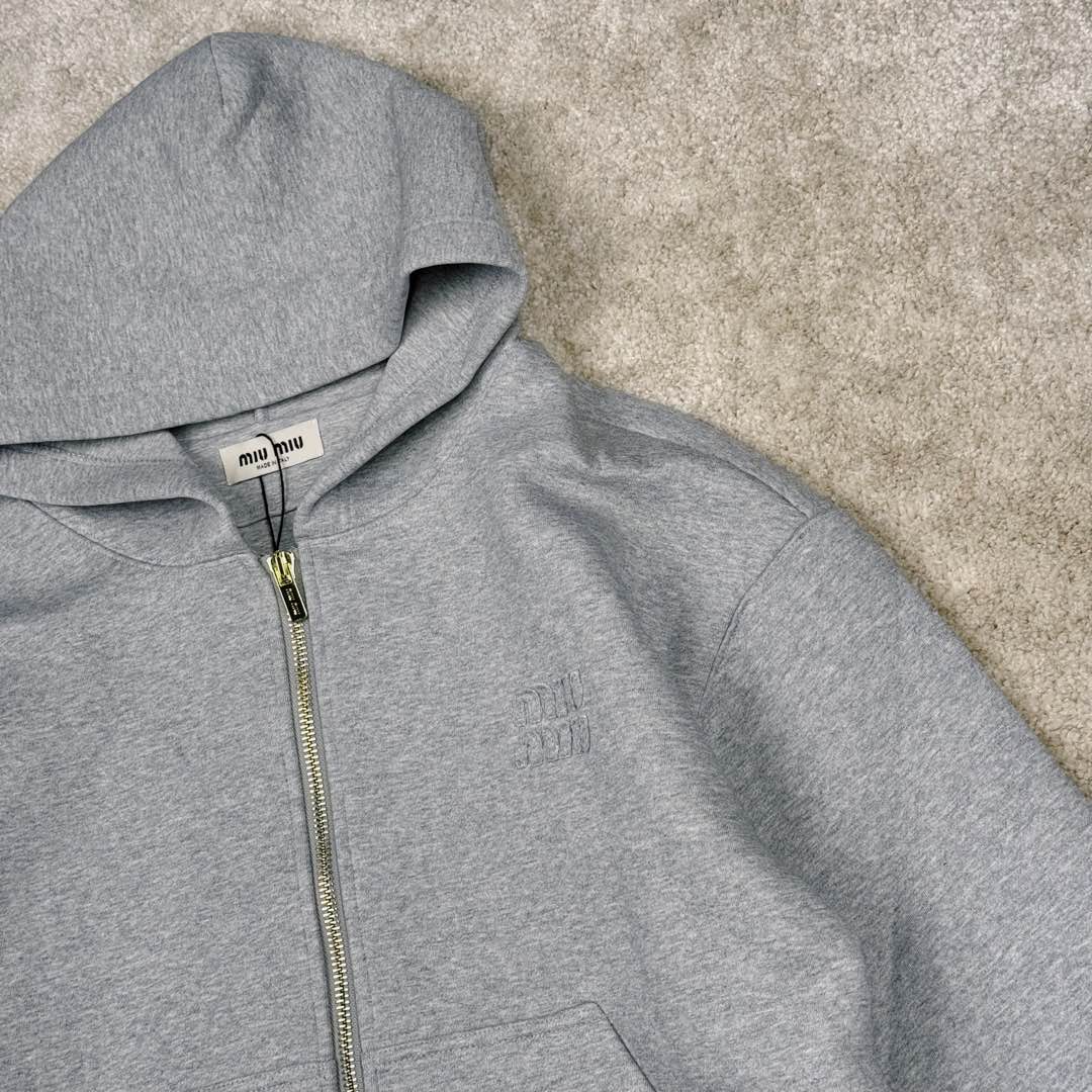 图片[10]-MIU MIU SS23 缪缪连帽拉链纯色长袖夹克 灰色 17400太古汇购入 研发半年为了做这款衣服自购一台特种机 市场其他所有版本miumiu缝线都不整齐或者使用激光烧花 激光烧花工艺会导致面料边发黄发硬 此件面料采用三层工艺 主面料380克重定制花灰纯棉 复合280克反面内里 中间使用100克布帛衔接 整件克重达到760 拉链采用瑞士牙riri拉链 非常昂贵 内里领口 侧面 下摆全部手工走线 市场版本这三个地方全是简化工艺 整件衣服非常重工 出货非常难 春款仅一批不再补货 手慢无 尺码：S M L XL-选品中心