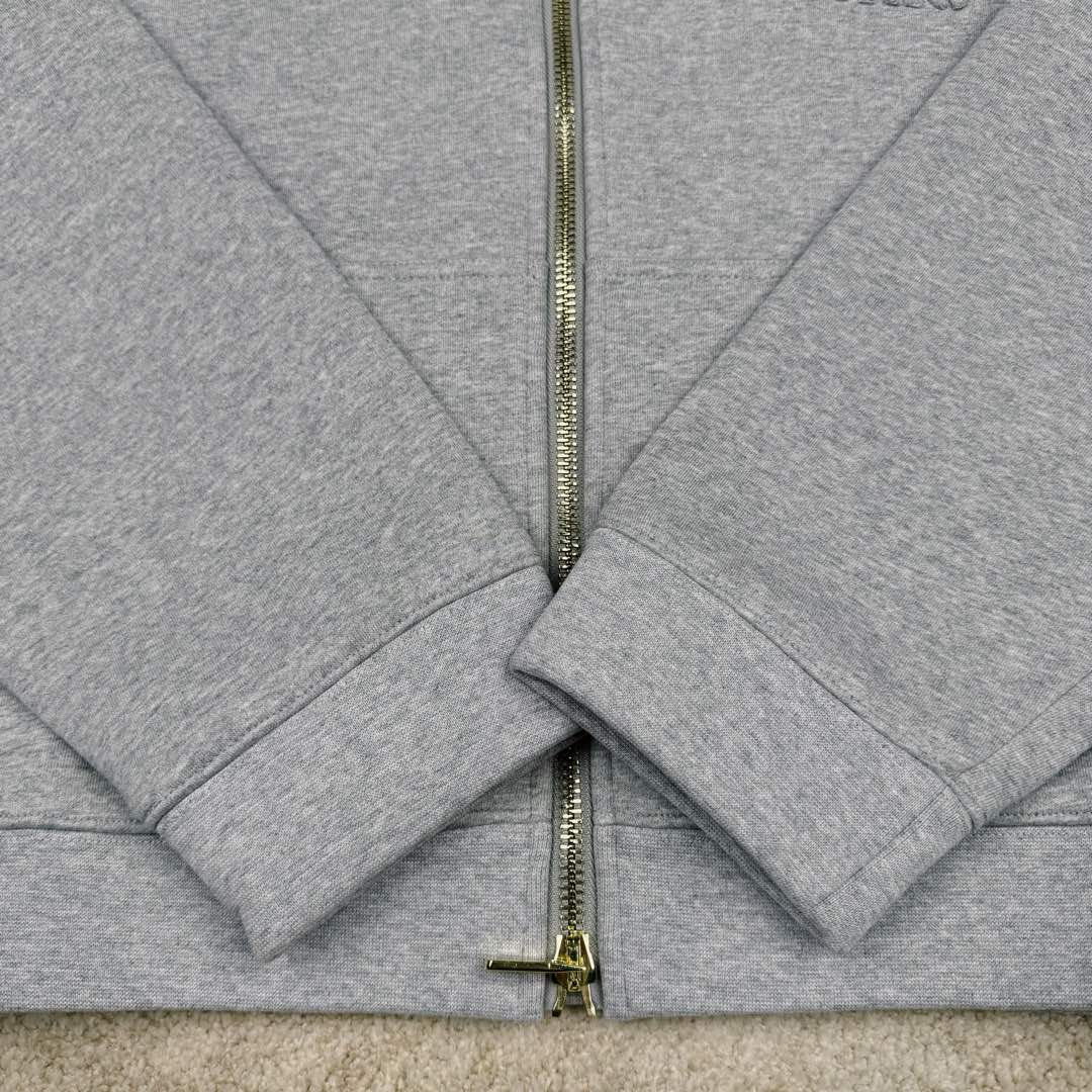 图片[9]-MIU MIU SS23 缪缪连帽拉链纯色长袖夹克 灰色 17400太古汇购入 研发半年为了做这款衣服自购一台特种机 市场其他所有版本miumiu缝线都不整齐或者使用激光烧花 激光烧花工艺会导致面料边发黄发硬 此件面料采用三层工艺 主面料380克重定制花灰纯棉 复合280克反面内里 中间使用100克布帛衔接 整件克重达到760 拉链采用瑞士牙riri拉链 非常昂贵 内里领口 侧面 下摆全部手工走线 市场版本这三个地方全是简化工艺 整件衣服非常重工 出货非常难 春款仅一批不再补货 手慢无 尺码：S M L XL-选品中心